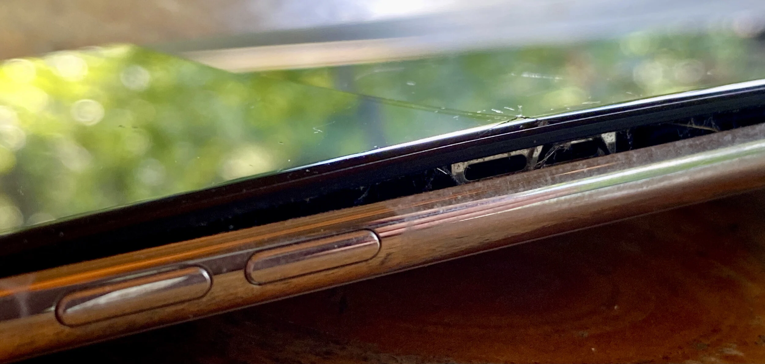 iPhone-X-broken.jpg