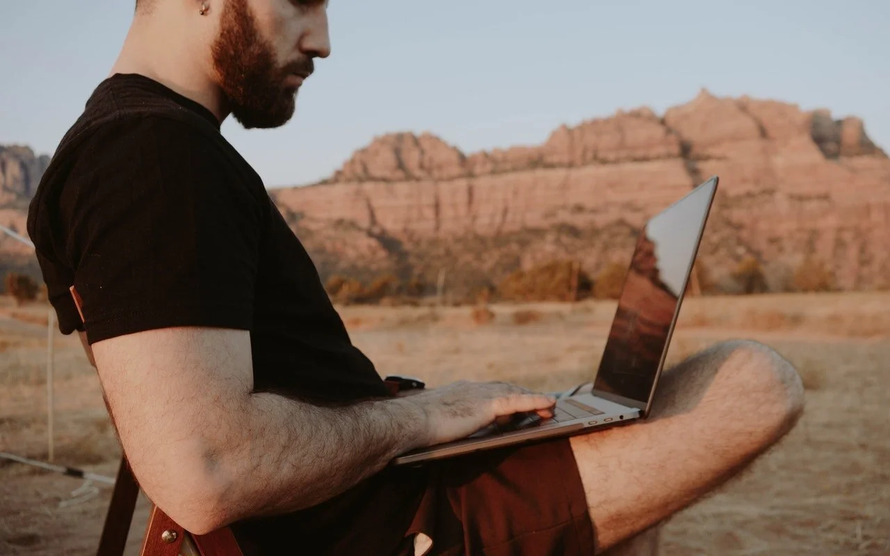vacation-with-laptop-photo.jpg