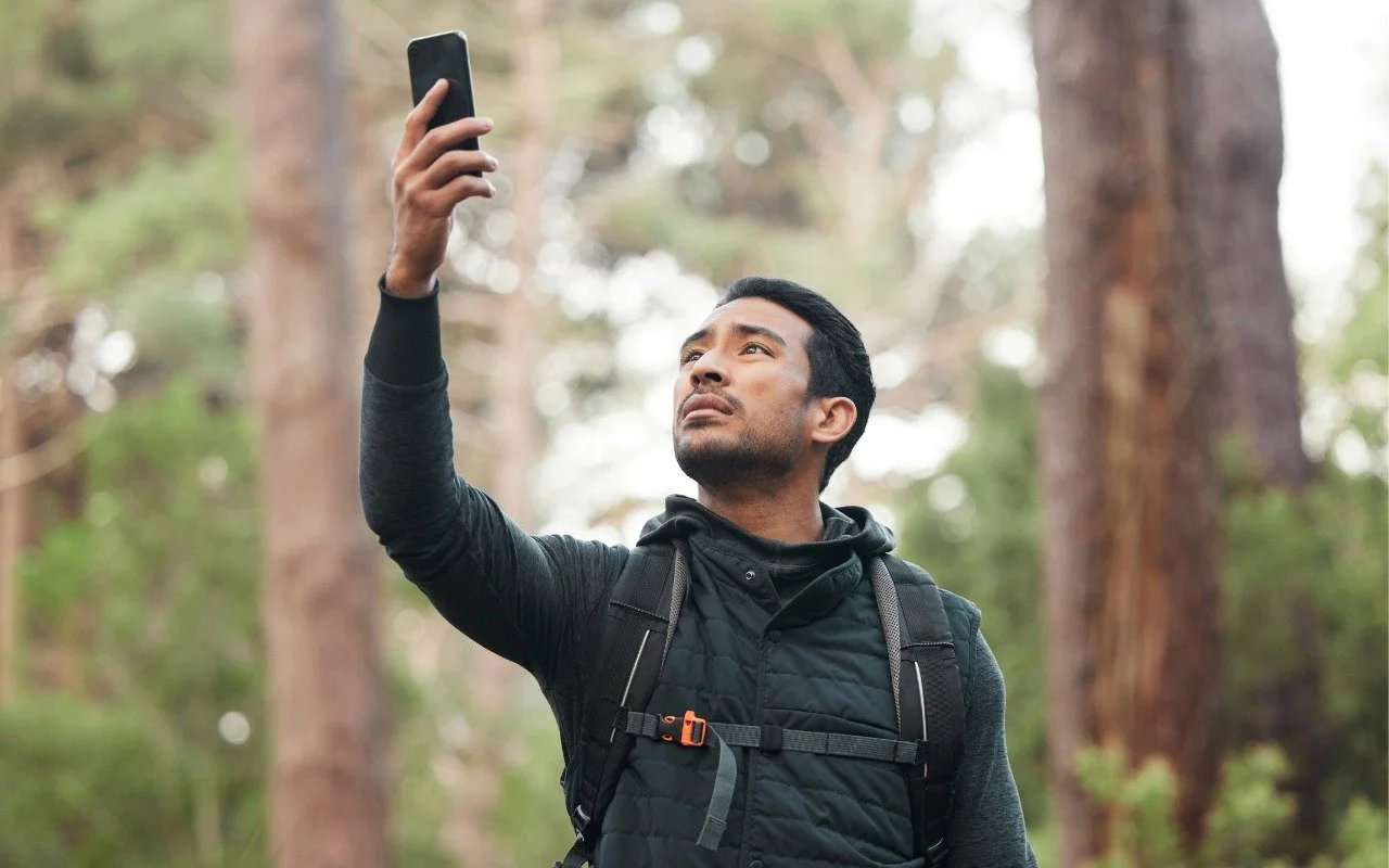 hiker-satellite-phone-photo.jpg