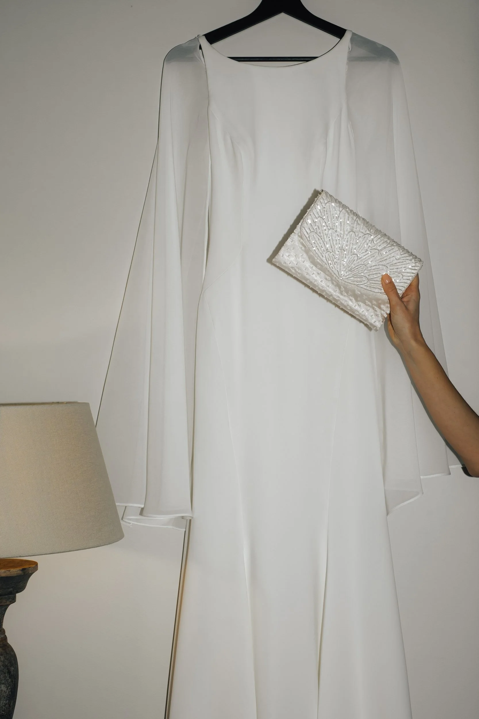 Wedding details: Brautkleid und Tasche beim Getting Ready. Editorial Wedding Photography von Valeska Weddings.