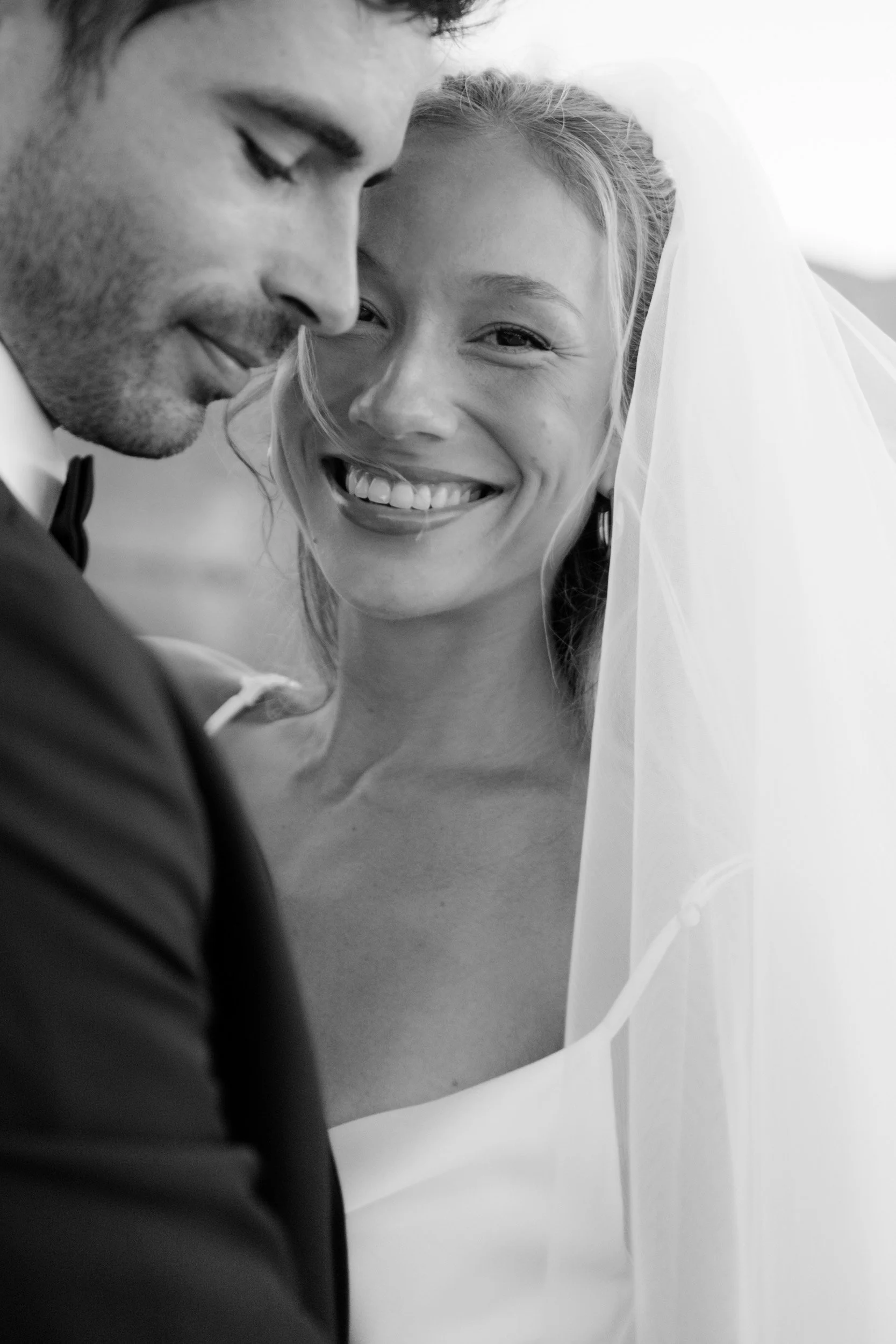 Authentisches emotionales Portrait einer Braut mit Schleier beim Brautpaarshooting in Palma de Mallorca. Dokumentarische Hochzeitsfotografie von Valeska Weddings im zeitlosen schwarz-weiß Stil.