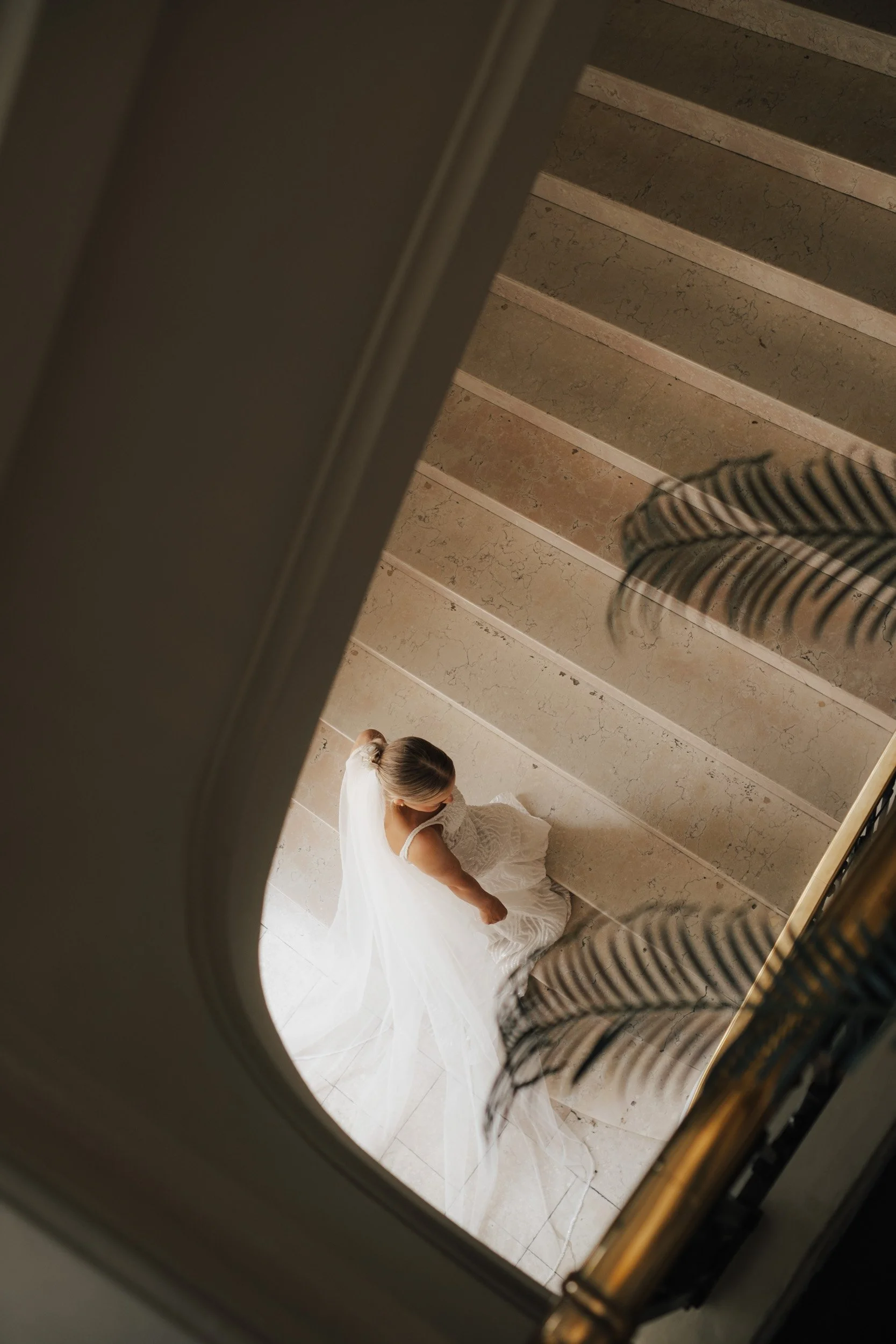 Exklusive Hochzeitsfotografie im Hotel Atlantic Hamburg. Editorial Brautshooting auf der Treppe. High-End Moment eingefangen von Valeska Weddings.