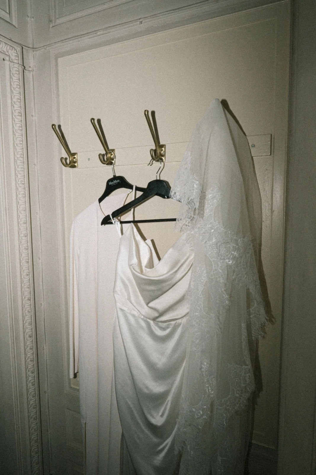 Getting ready in der Villa Mignon. Designer Brautkleid im Editorial Stil fotografiert von Valeska Weddings.