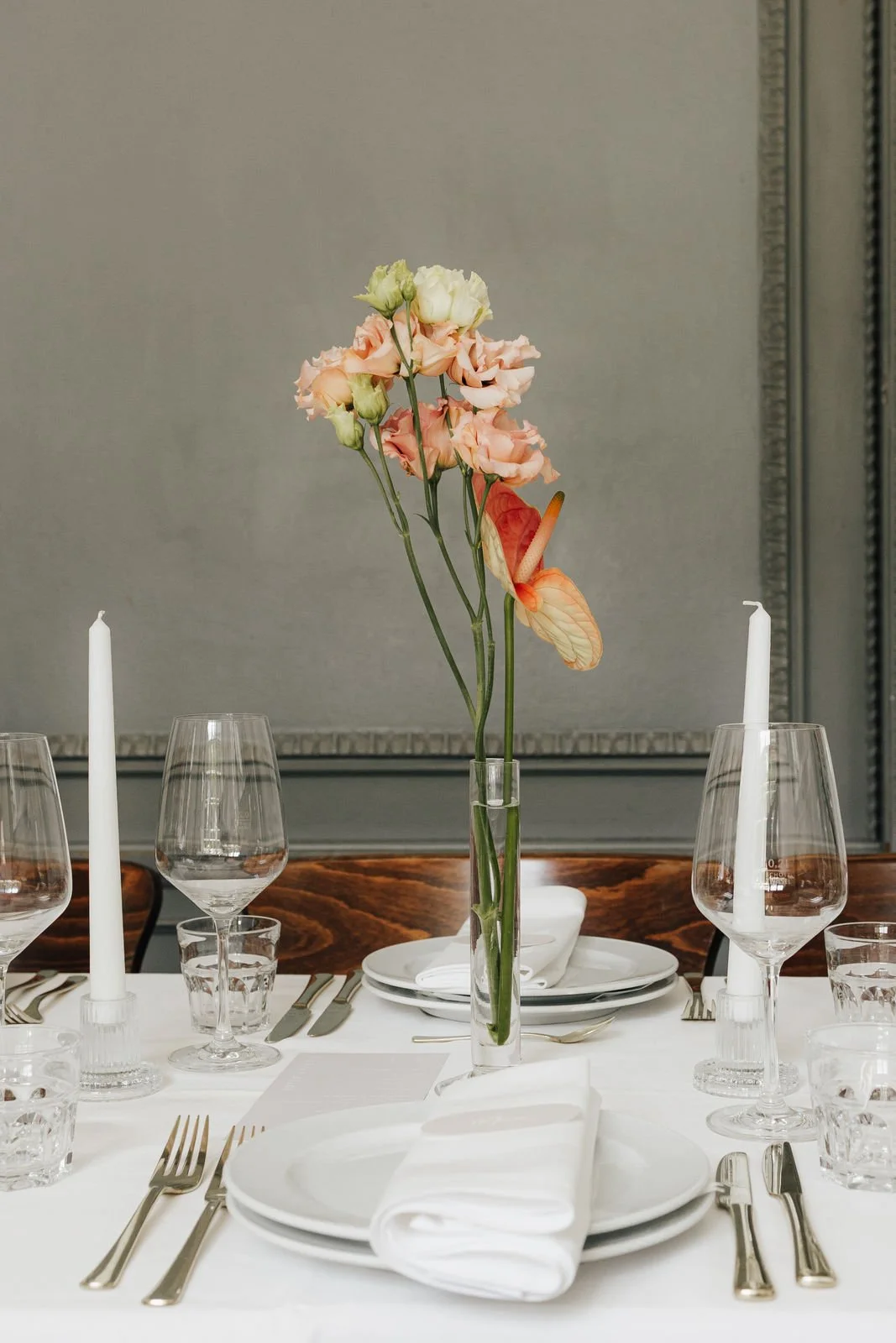 Elegantes minimalistisches Table Setting in der Villa Mignon fotografiert von Valeska Weddings.