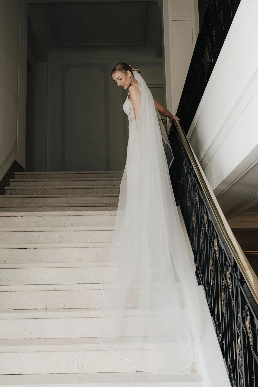 25 - editorial-shooting-braut-treppe-hotel-atlantic-valeska-weddings.jpg