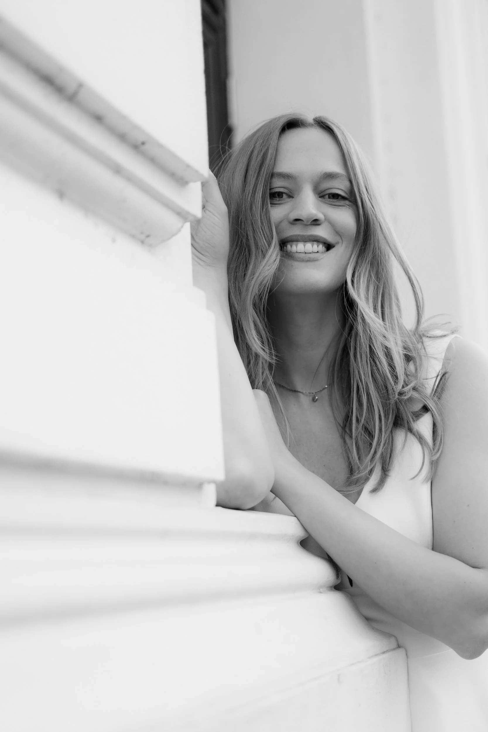 Editorial Hochzeitsfotografie Hamburg: Braut-Portrait vor dem Standesamt Altona, fotografiert von Valeska Weddings im dokumentarischen Stil.