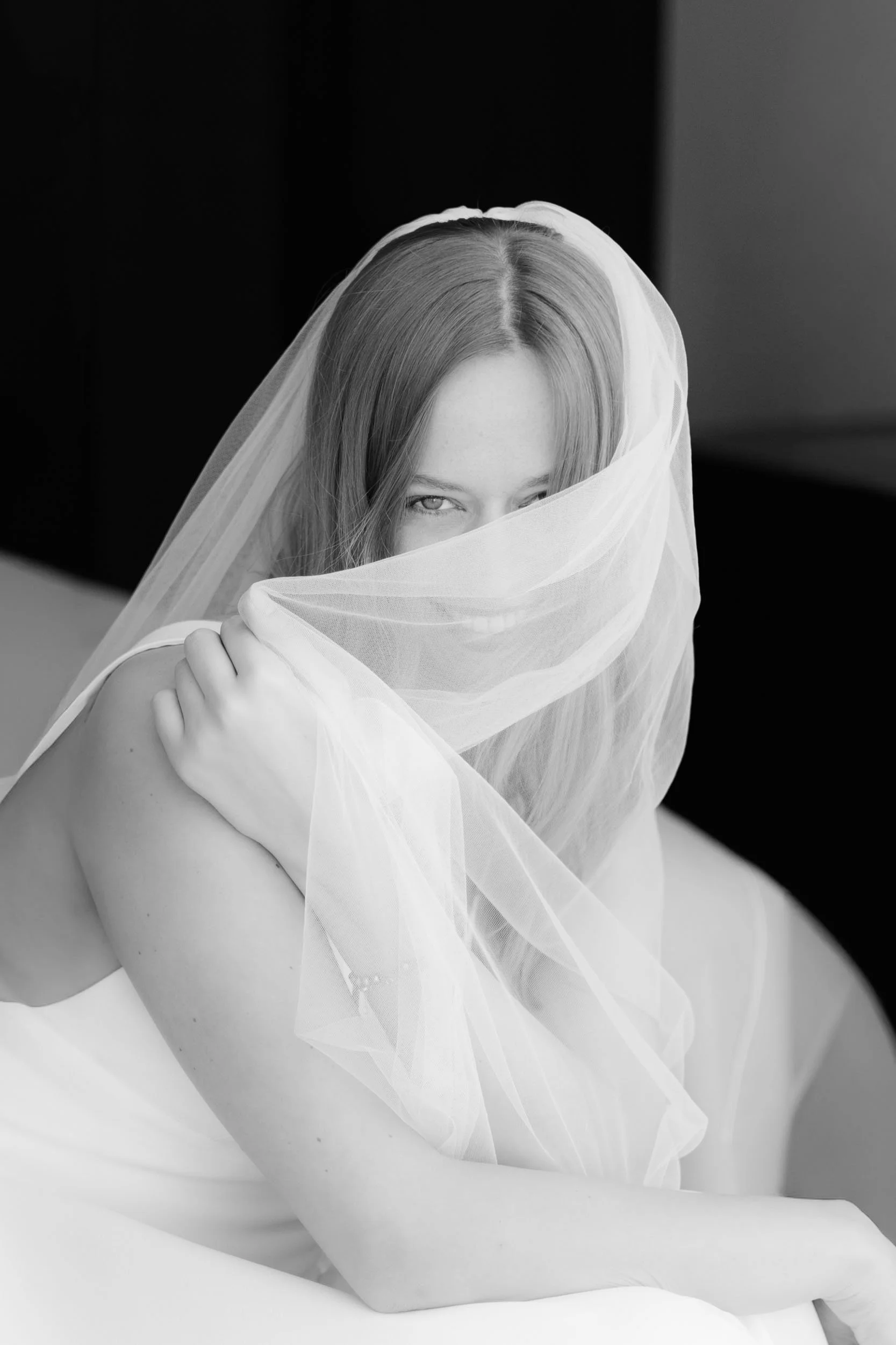 Luxury Wedding Photography: Braut-Portrait unter Schleier in schwarz-weiß. Dokumentarischer Stil mit Editorial Vibe von Valeska Weddings Hamburg.