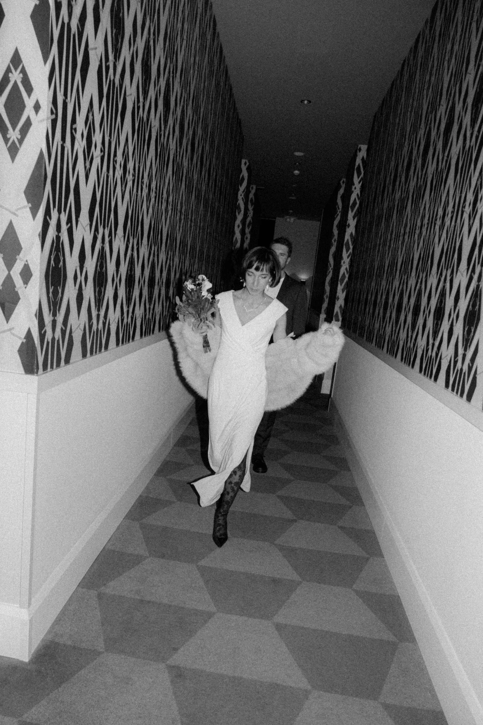 Editorial Brautpaar-Shooting im Hotel Tortue Hamburg: Brautpaar im Hotelflur. Fotografie Valeska Weddings.