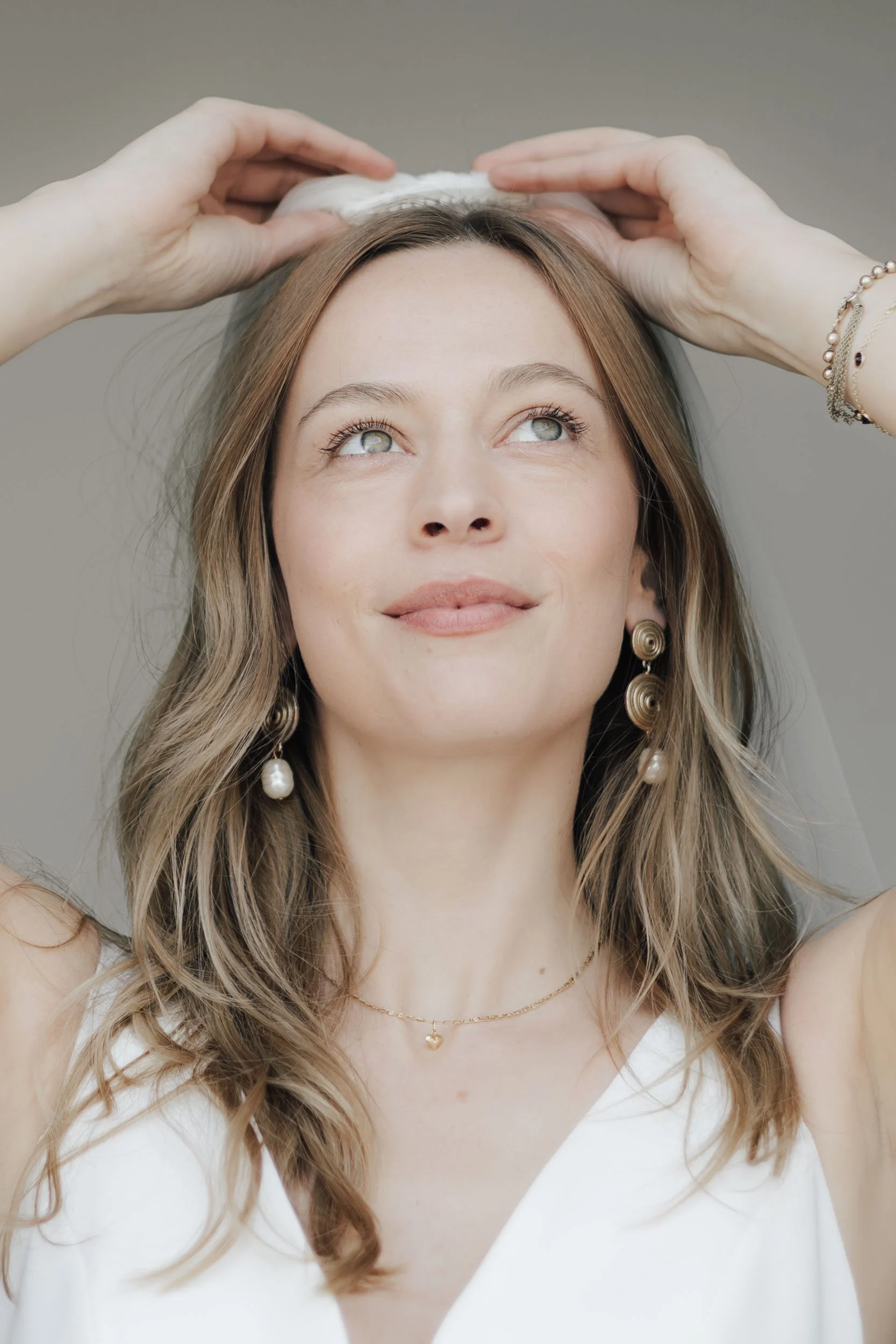 Editorial Bridal Look: Nahaufnahme einer Braut mit elegantem Schmuck und weichen natürlichen Licht. Hochwertige Hochzeitsfotografoe für anspruchsvolle Paare von Valeska Weddings.