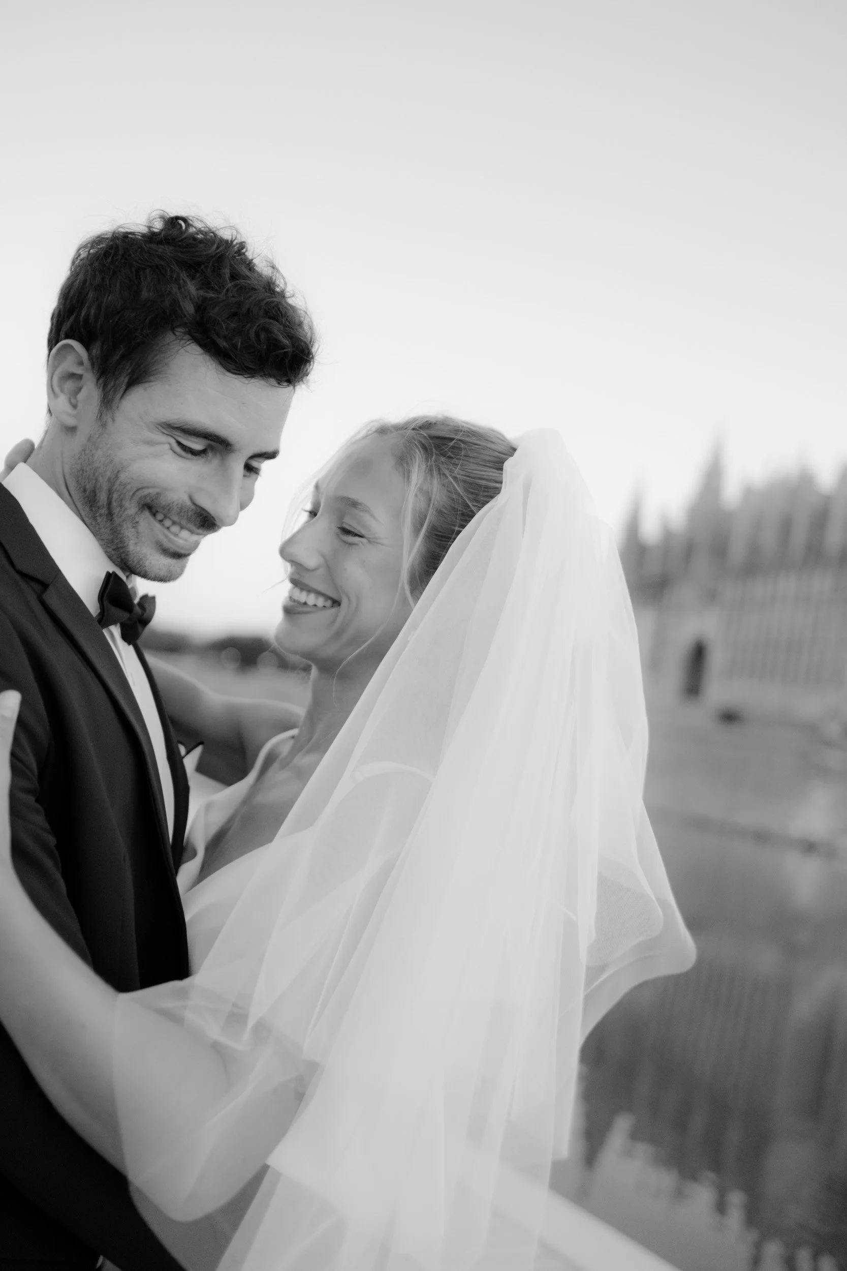 Editorial Destination Wedding in Palma de Mallorca: ein hochemotionaler Moment in Schwarz-weiß, bei dem sich das Brautpaar vor der Kathedrale La Seu tief in die Augen blickt. Dokumentarische Hochzeitsfotografie von Valeska Weddings.
