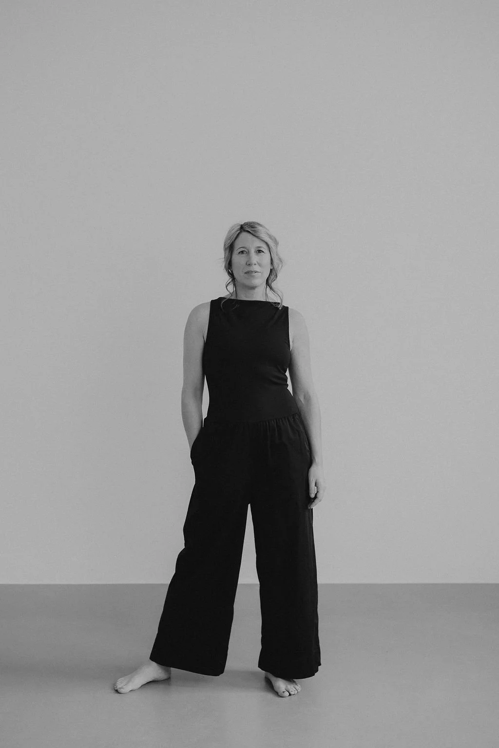 Hochzeitsfotografin Valeska Zachau von Valeska Weddings in Hamburg. Studio Portrait in Schwarz-weiß.