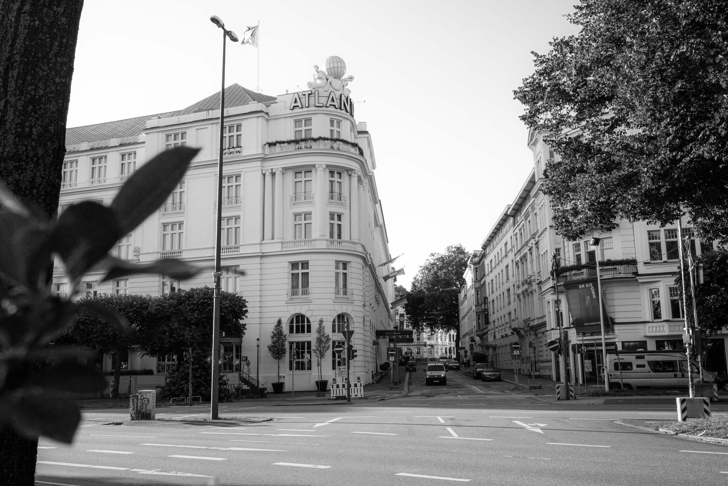 Außenansicht des historischen Hotel Atlantic Hamburg in Schwarz-Weiß. Eine exklusive Hochzeitslocation für moderne Hochzeitsreportagen, fotografiert von Valeska Weddings.