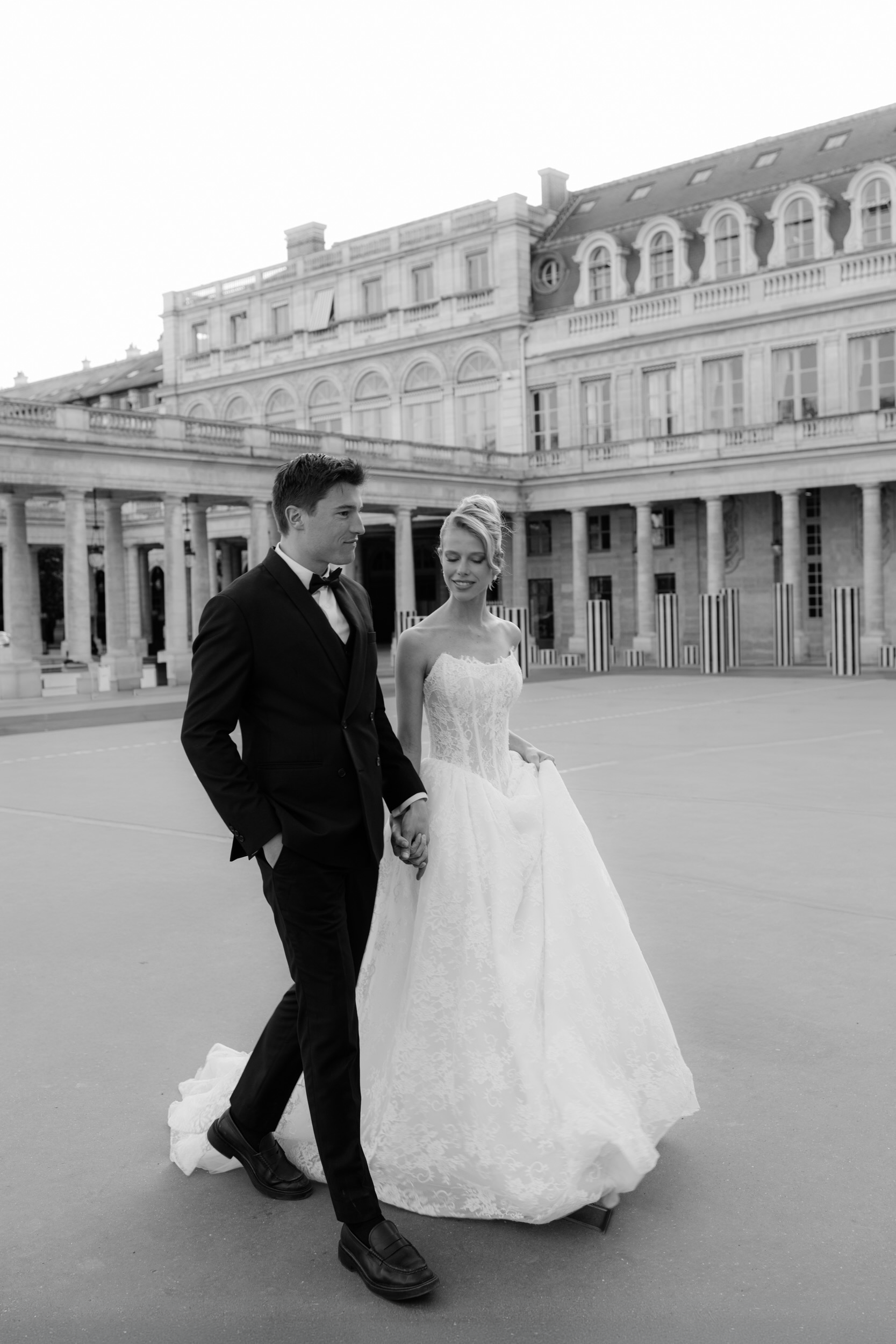 Editorial Destination Wedding in Paris: Ein Brautpaar läuft Hand in Hand. Momentaufnahme von Valeska Weddings. Valeska Weddings steht für Luxury Realism.