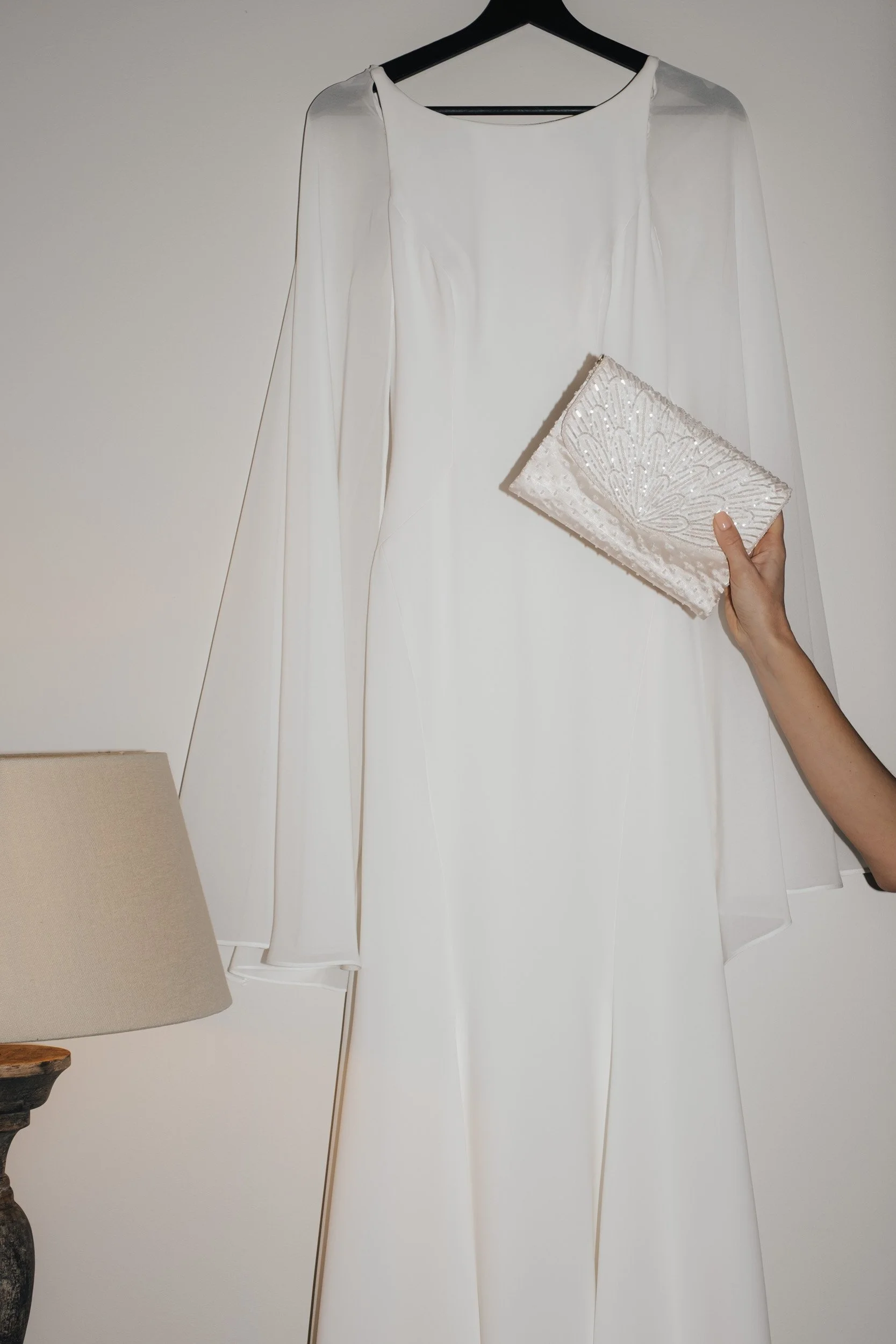 Wedding details: Brautkleid und Tasche beim Getting Ready. Editorial Wedding Photography von Valeska Weddings.