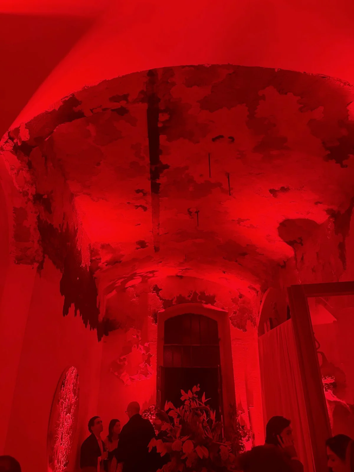 Le volte scrostate di Spelonca, studio di Edoardo Piermattei, nella luce rossa