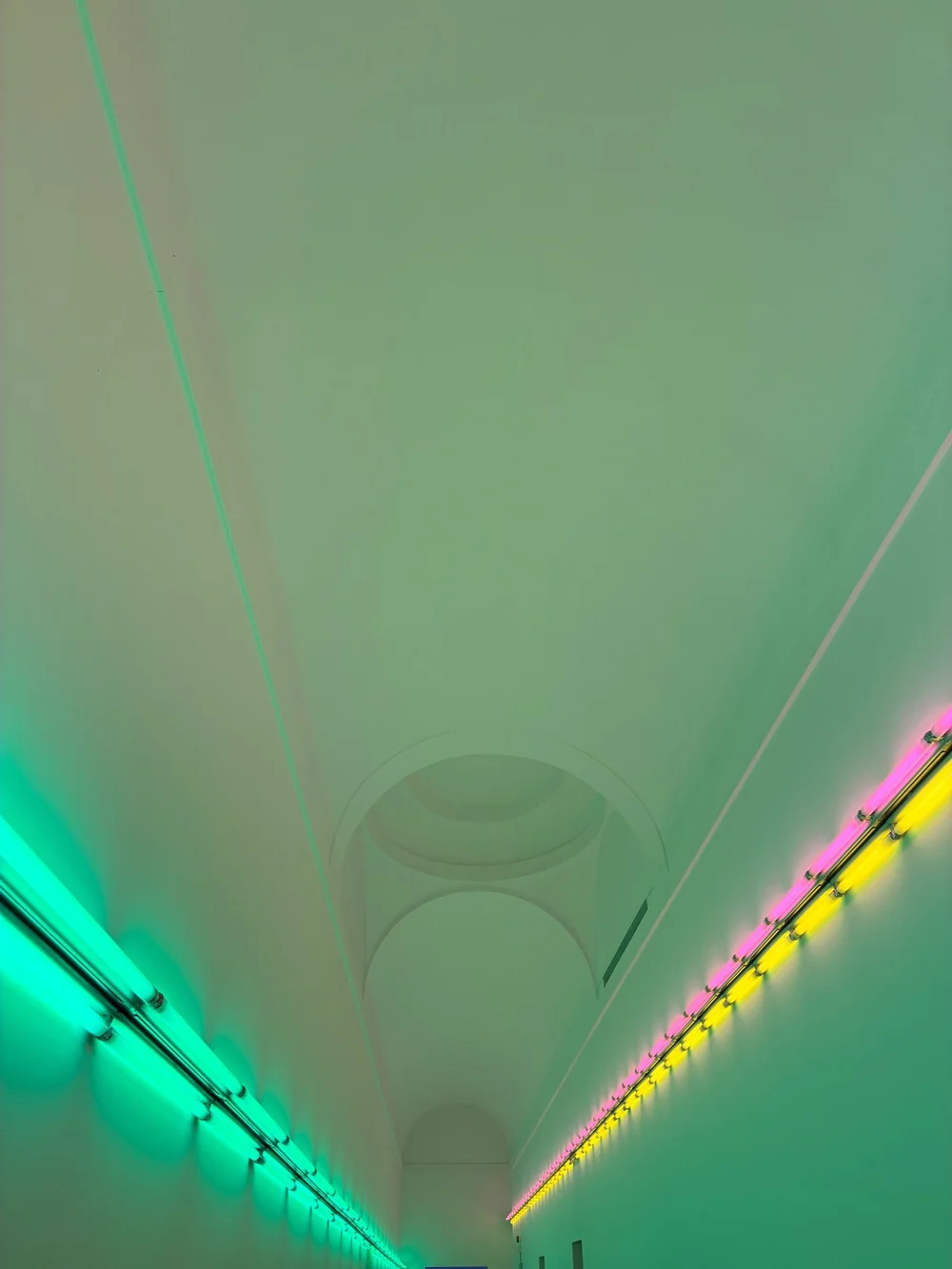 Il Varese corridor di Dan Flavin a Villa Panza: luce fluorescente verde da un lato, rosa e gialla dall'altro
