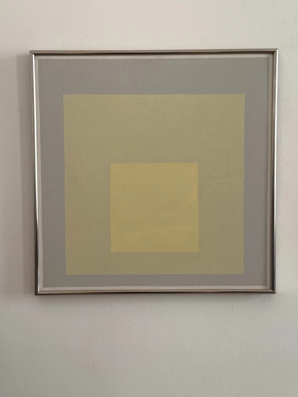Un quadrato giallo e grigio della serie Homage to the Square di Josef Albers, nella mostra Meditations a Villa Panza