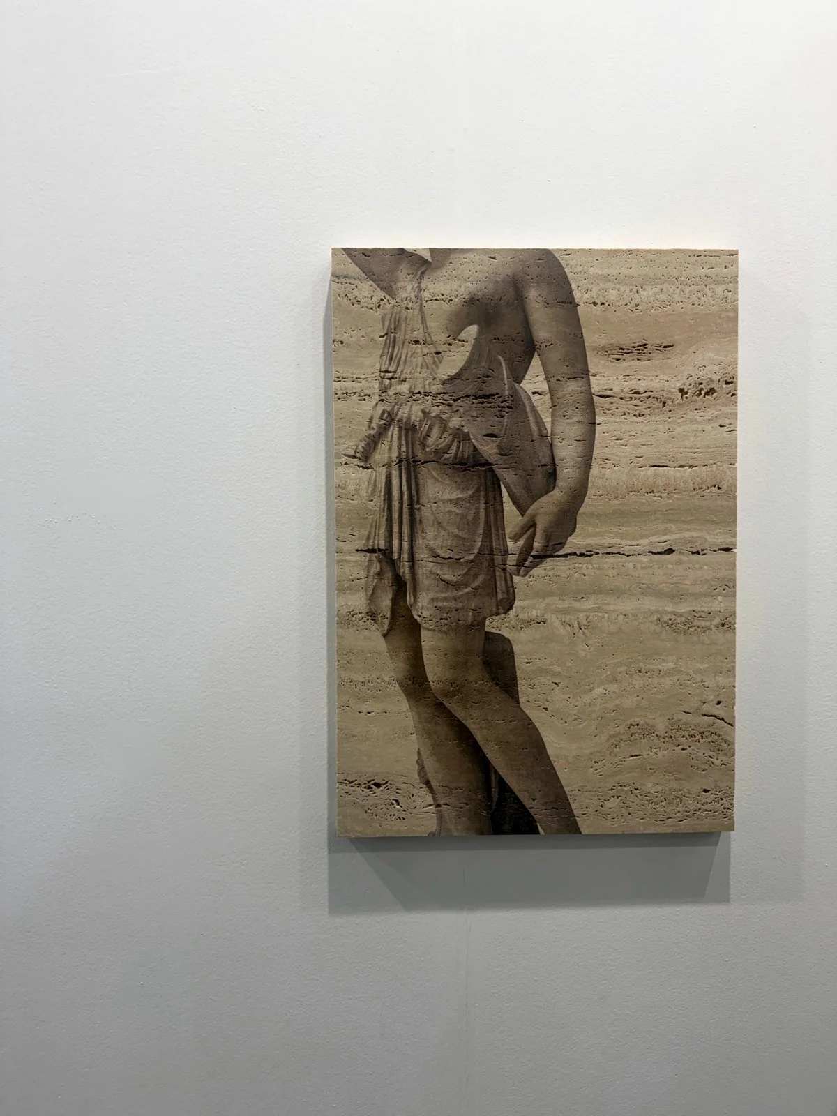 Elisa Sighicelli, figura classica stampata su travertino, Rossi & Rossi
