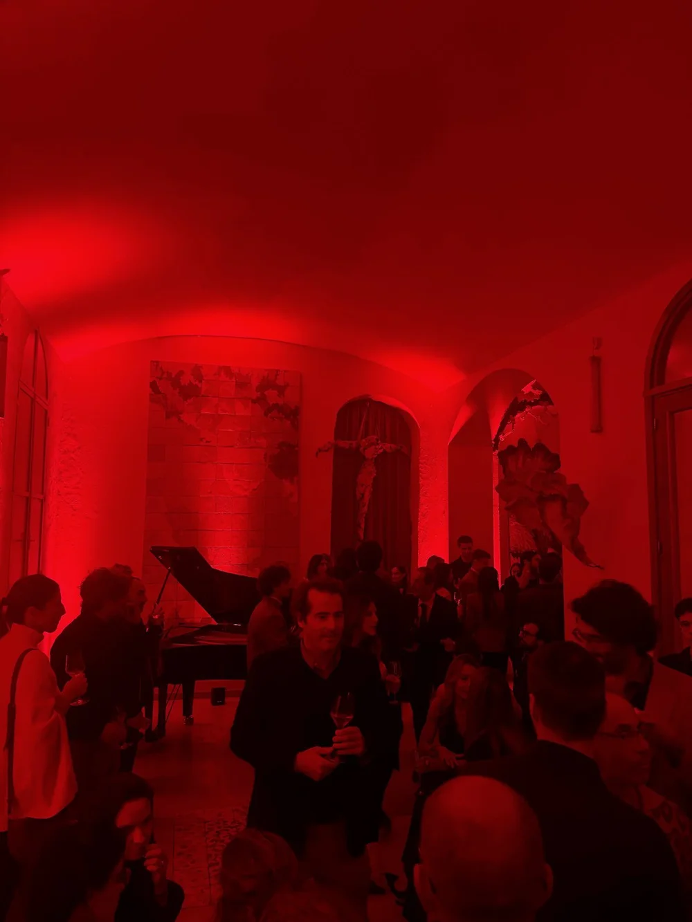 Ospiti e pianoforte
nella luce rossa di Spelonca, lo studio di Edoardo Piermattei