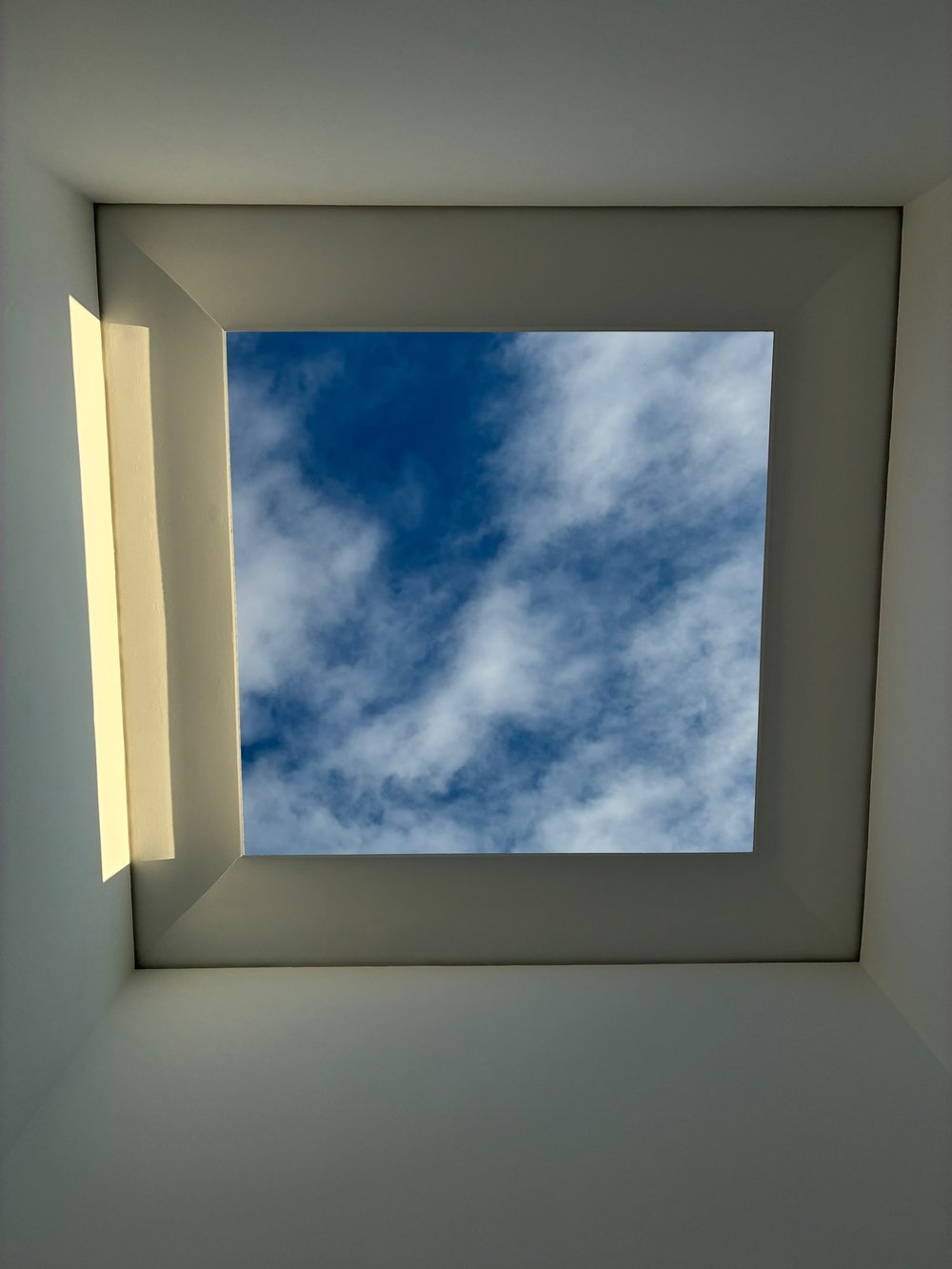 Lo Skyspace I di James Turrell a Villa Panza: un quadrato aperto nel soffitto incornicia il cielo azzurro e le nuvole
