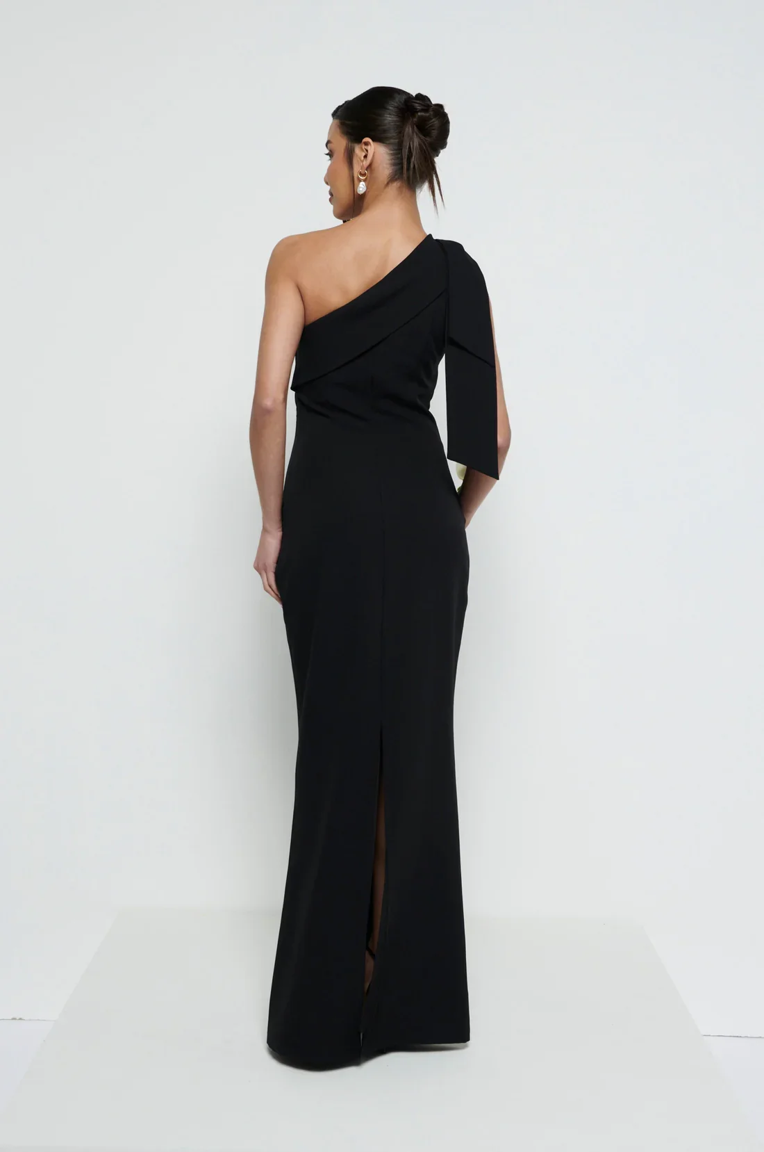 Neveah_One_Should1er_Crepe_Maxi_Black_298.jpg.webp