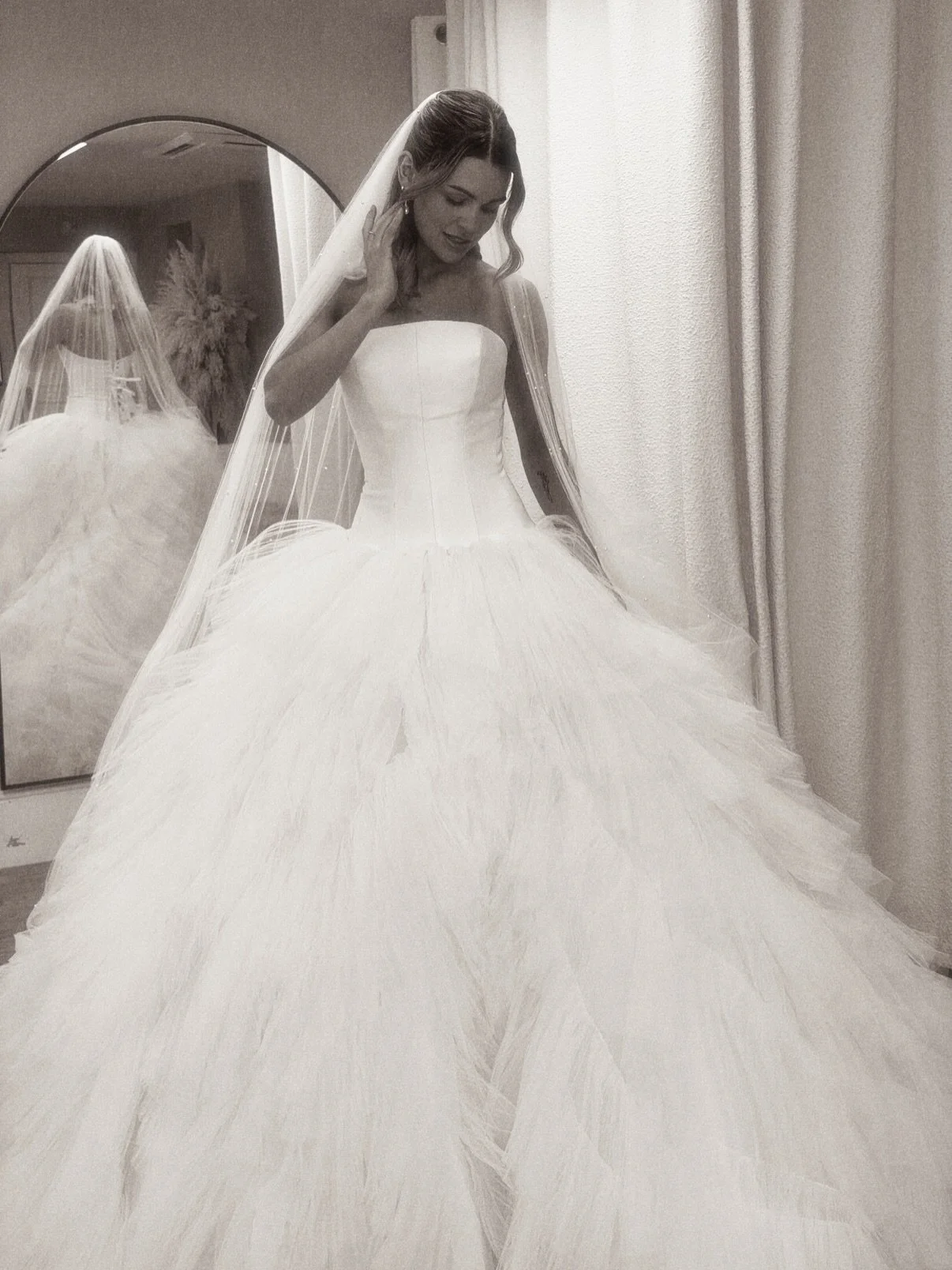 A bit of love for our owners favourite dress from @_senstudio 🤍(swipe for the details) for the brides who want something a little extra 

#senstudio #weddingdressinspo