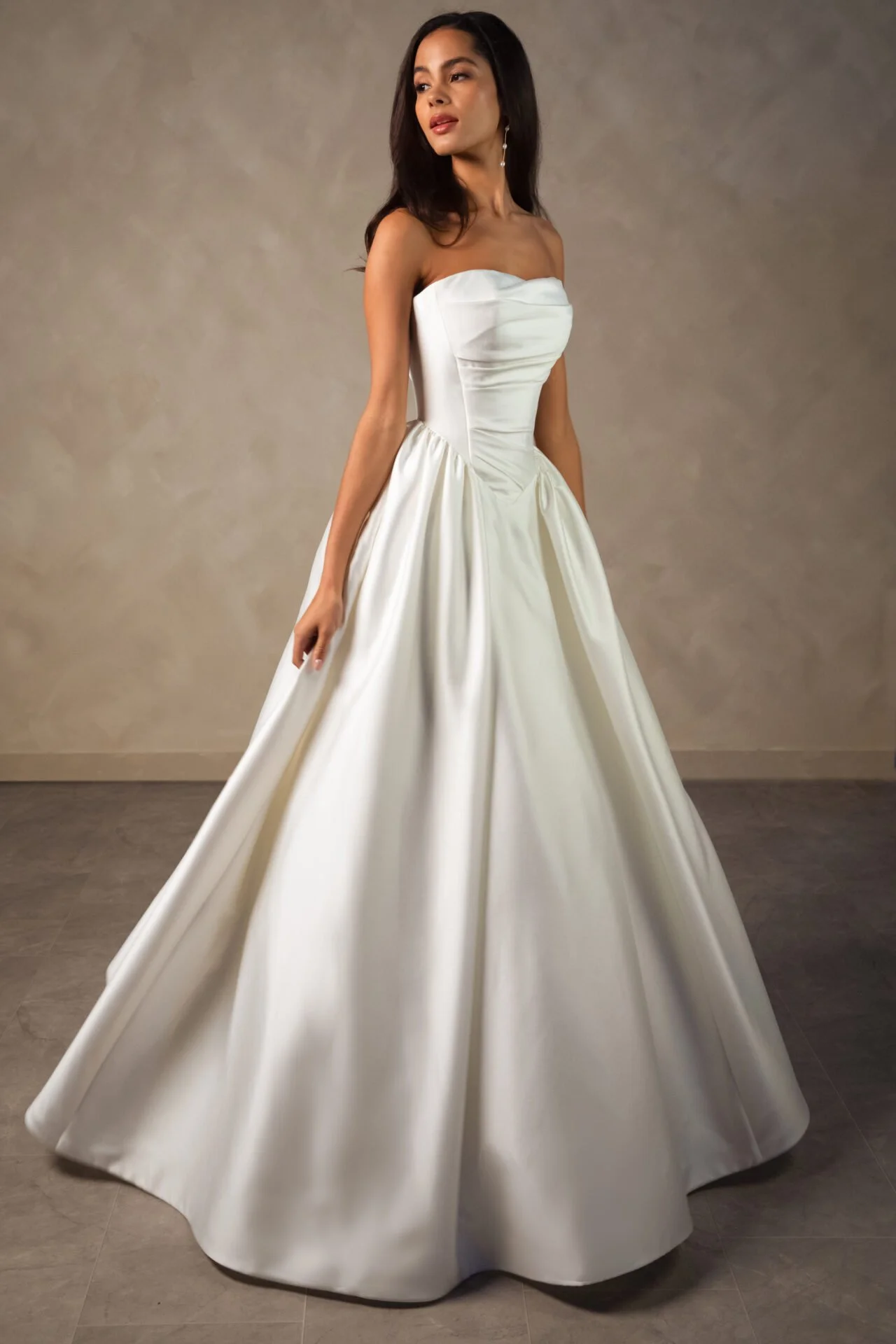 The Art of Restraint: Why Clean Lines Define the Modern Minimalist Wedding  Dress  MiliMili Bridal