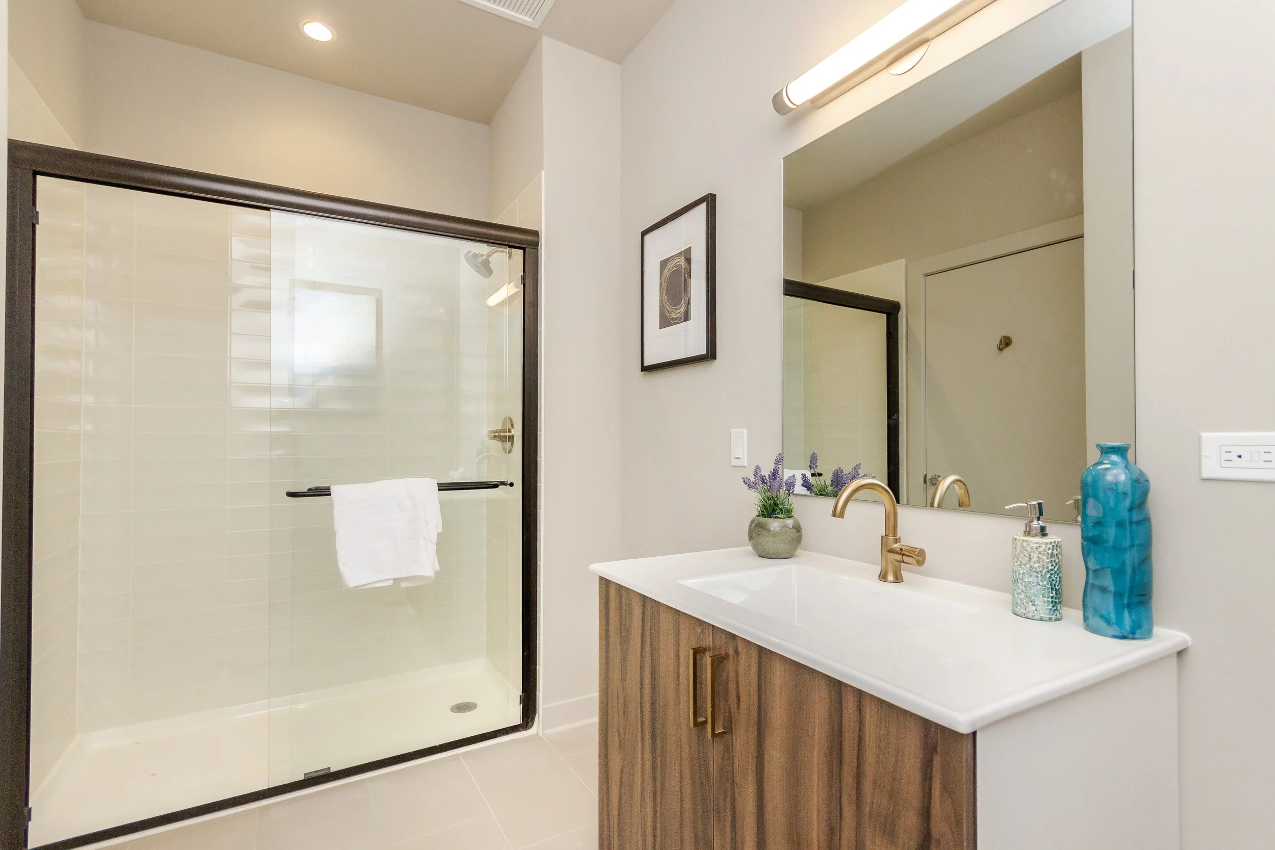 008_1bathroom.jpg