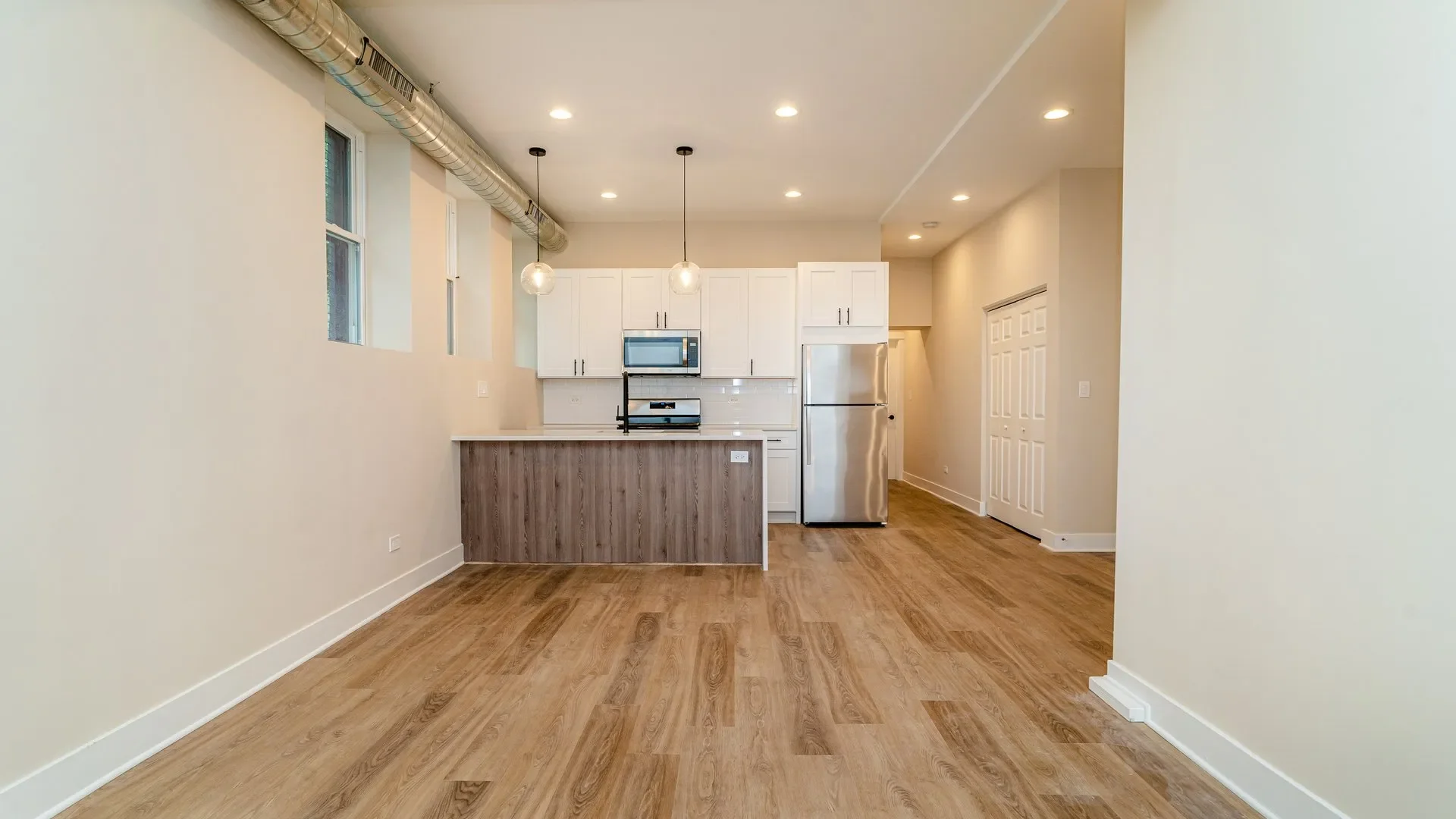 004_1living3-1920w.webp