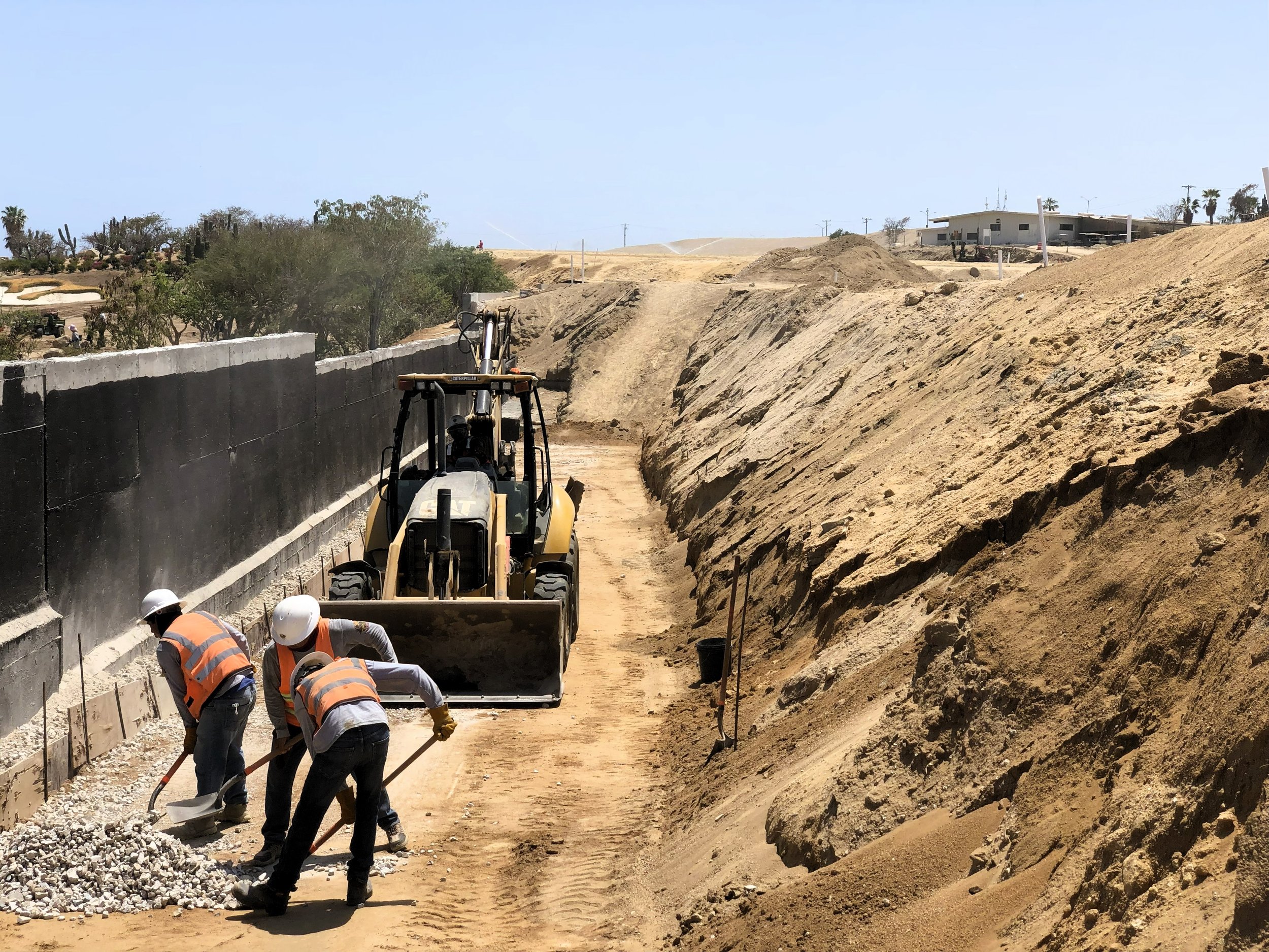 Aproche de muro de contención y plataforma J1