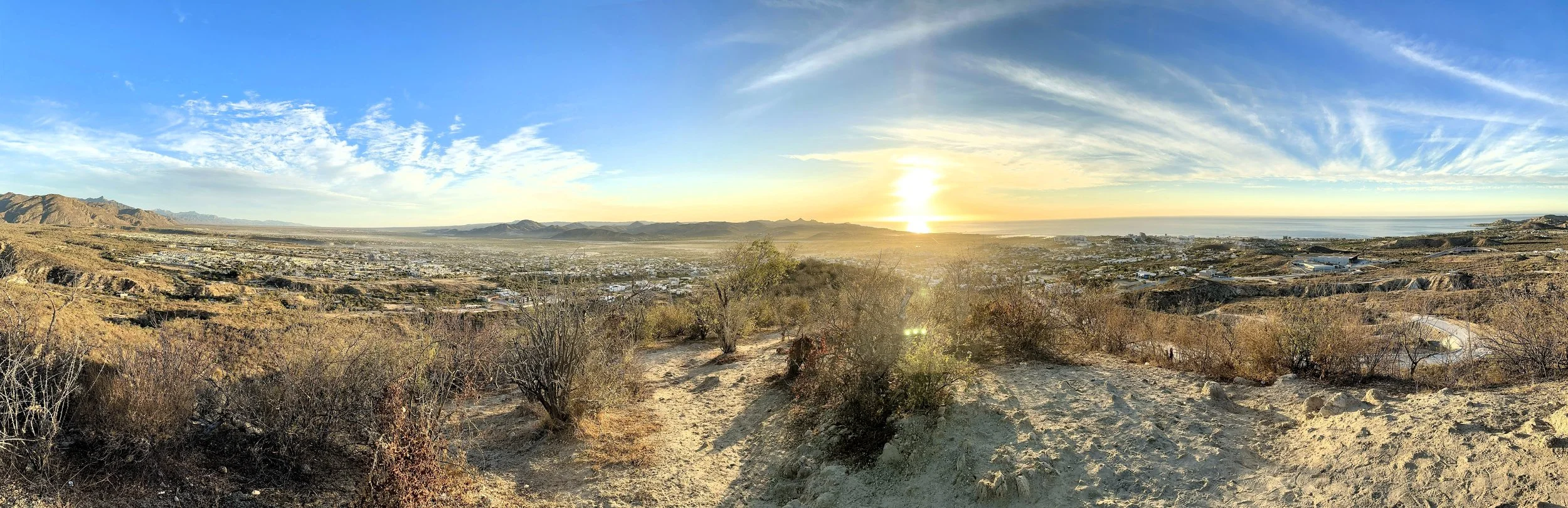 Paisaje con mar al fondo desde el cerro