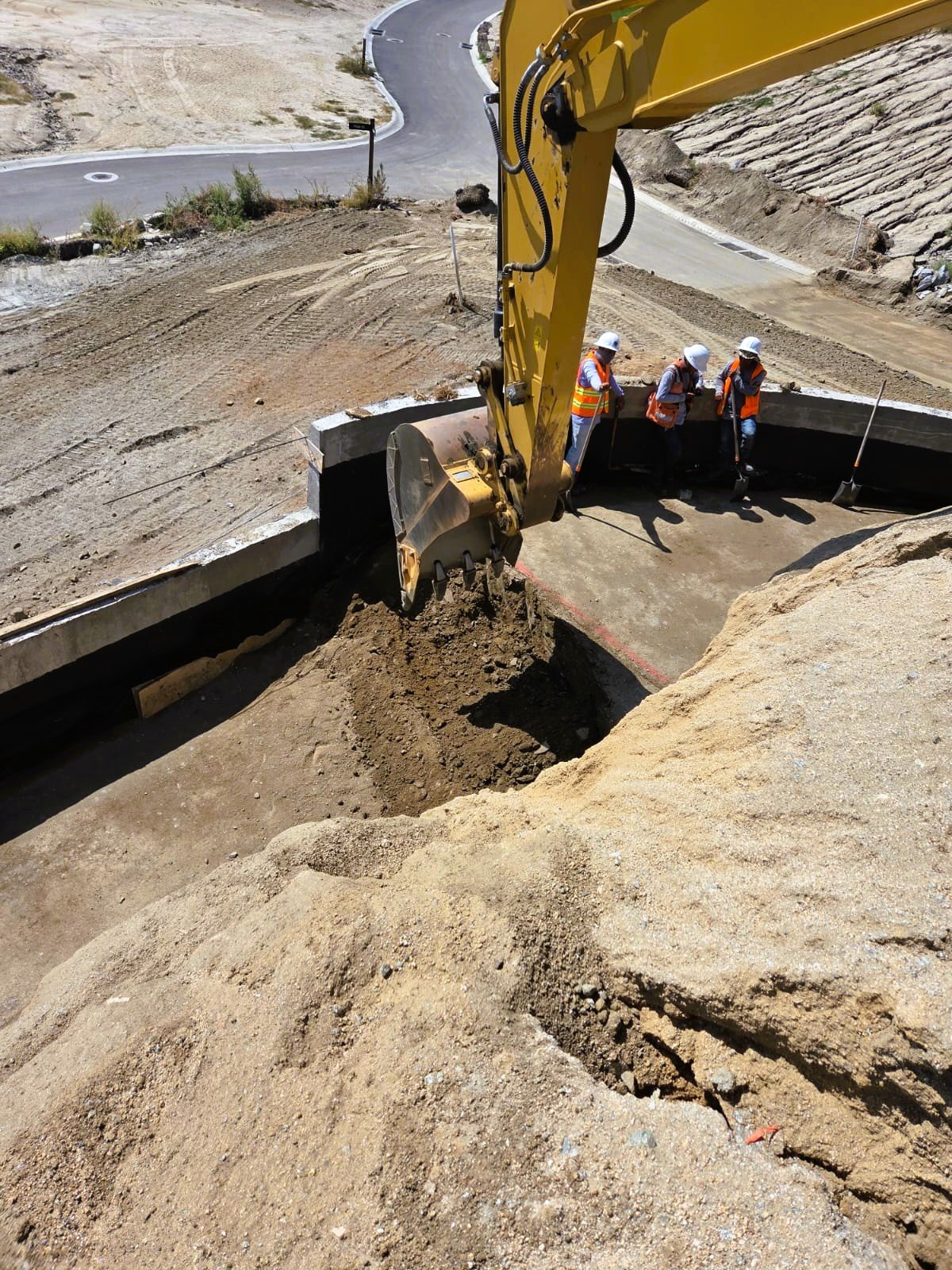 Conformación de plataformas para cimentaciones de muro de contención J1