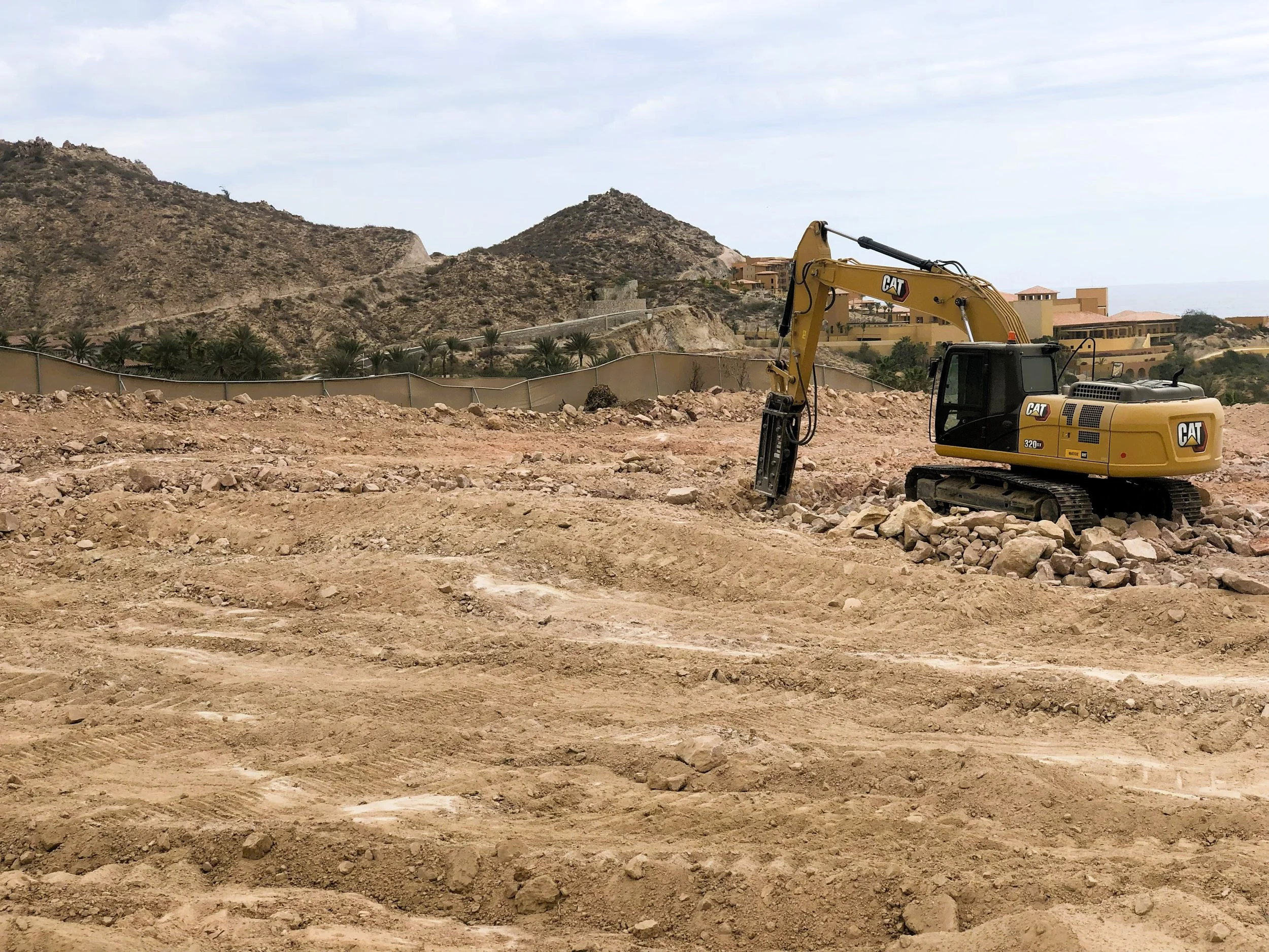 Corte de material tipo C con excavadora en Anima Village