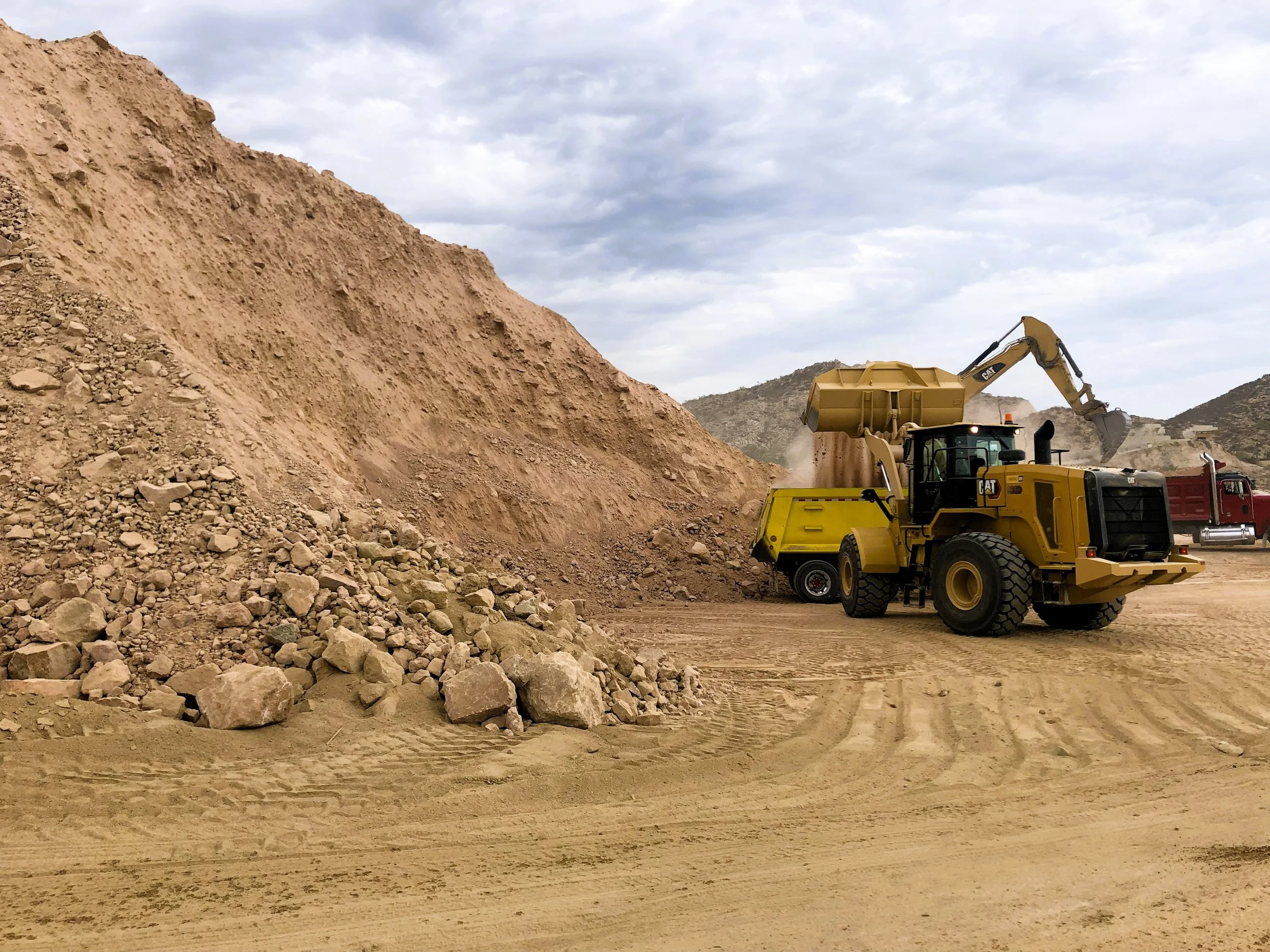 Retiro de material B producto de excavaciones con maquinaria pesada en Anima Village