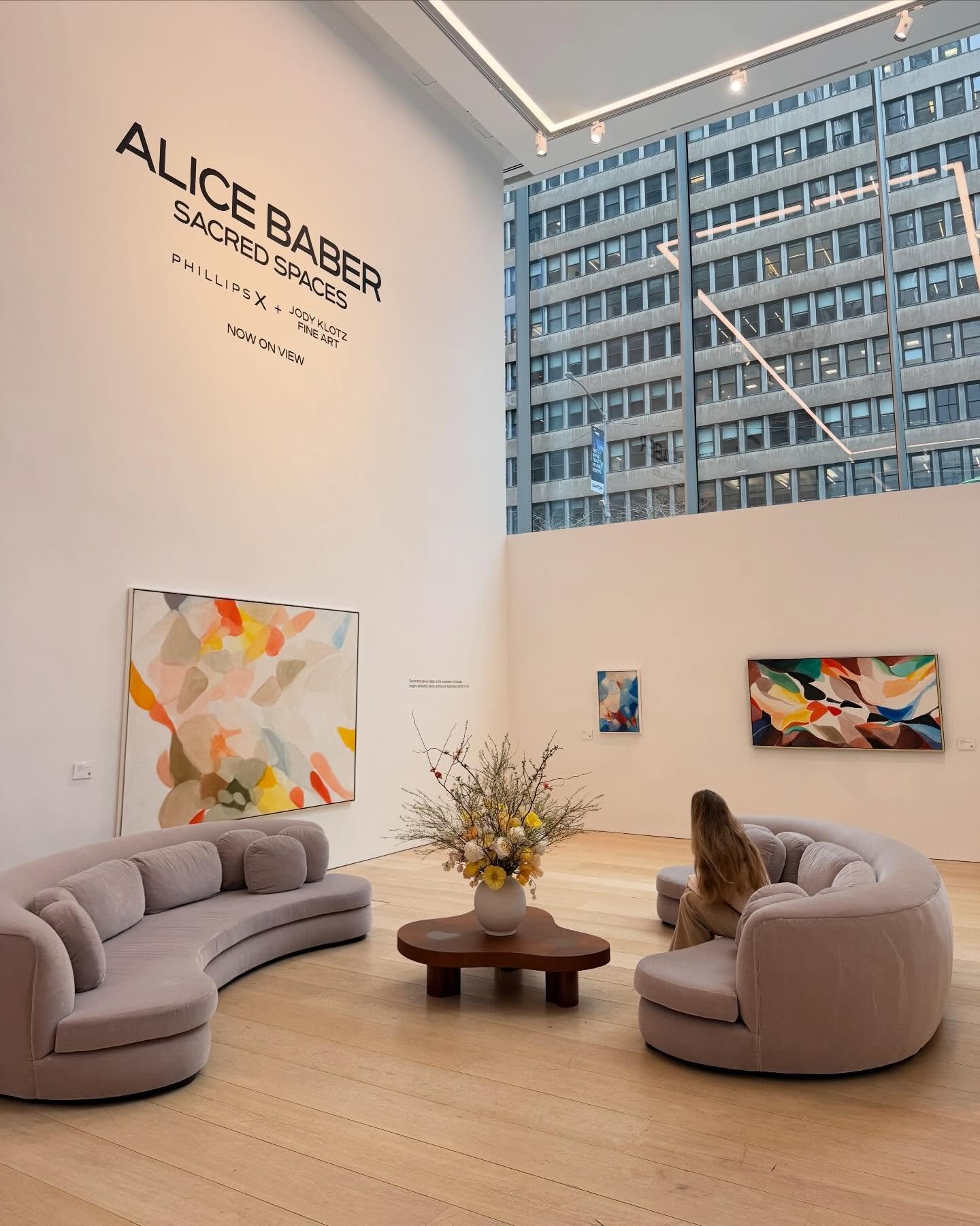 Floral installation for Alice Baber: Sacred Spaces.

Branches, cream peonies, and Icelandic poppies arranged to echo the softness and movement of Baber&rsquo;s watercolor compositions.

On view now at @phillipsauction with @jodyklotzfineart