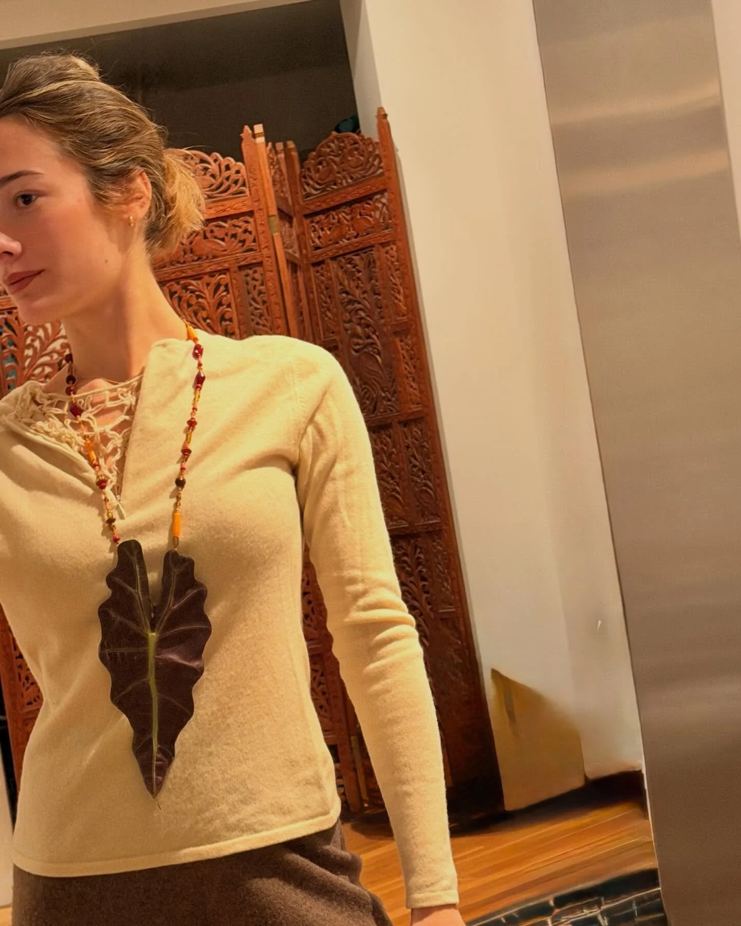 had some extra alocasia leaves from valentine&rsquo;s day so I naturally made an alocasia leaf pendant🏹 how beautiful would this be in silver or gold&hellip;