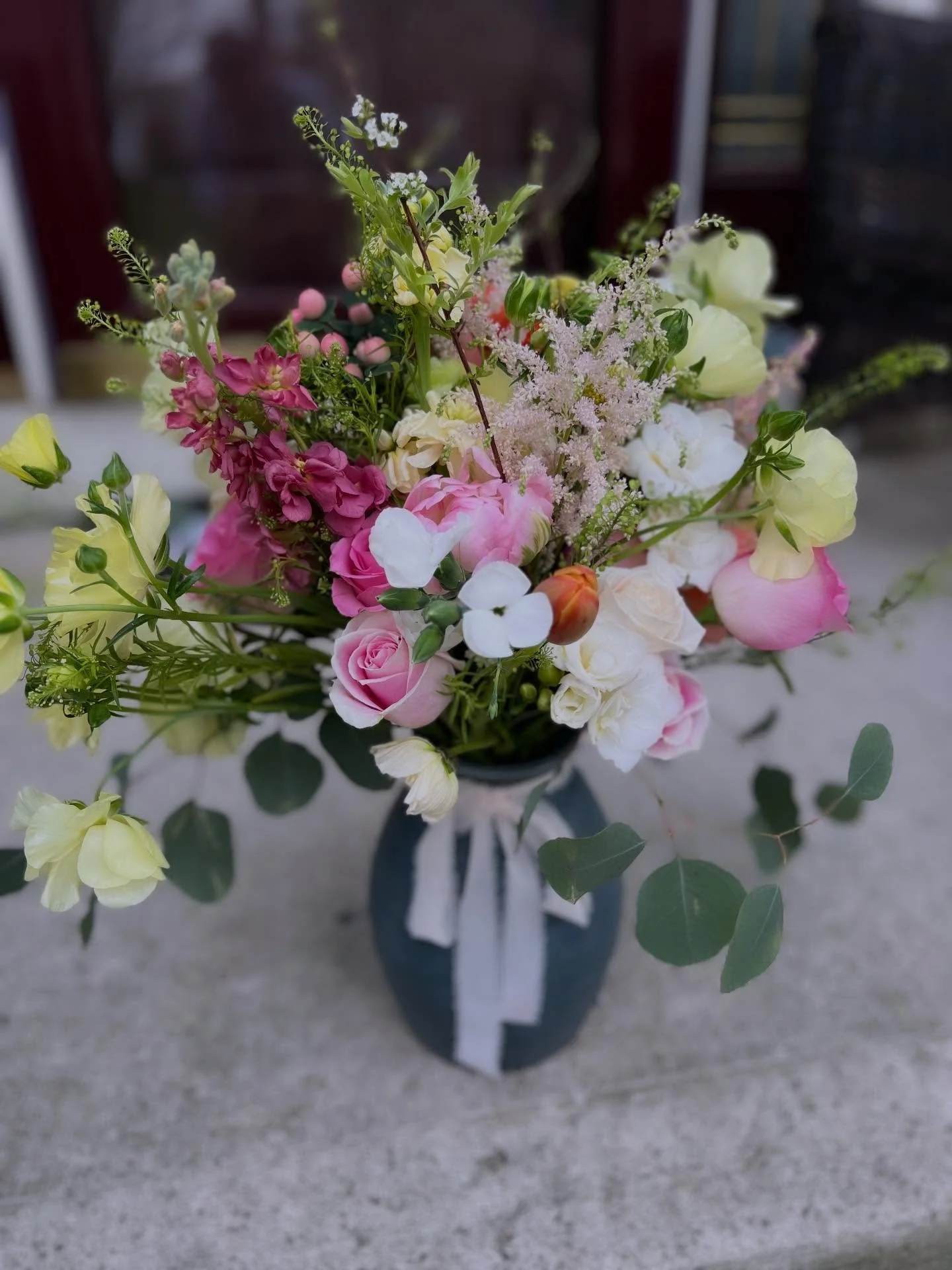 Get you a friend who buys you birthday flowers🎂💐🌸🌼

Another celebratory bouquet🥂