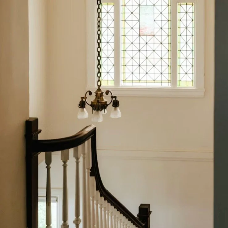 We love a curved banister 😍

Many Philadelphia rowhomes built in the 1890s featured hand-carved, curved, wooden banisters that were hand crafted by local artisans. 

The method used was steam bending, by heating the wood to make it flexible before s