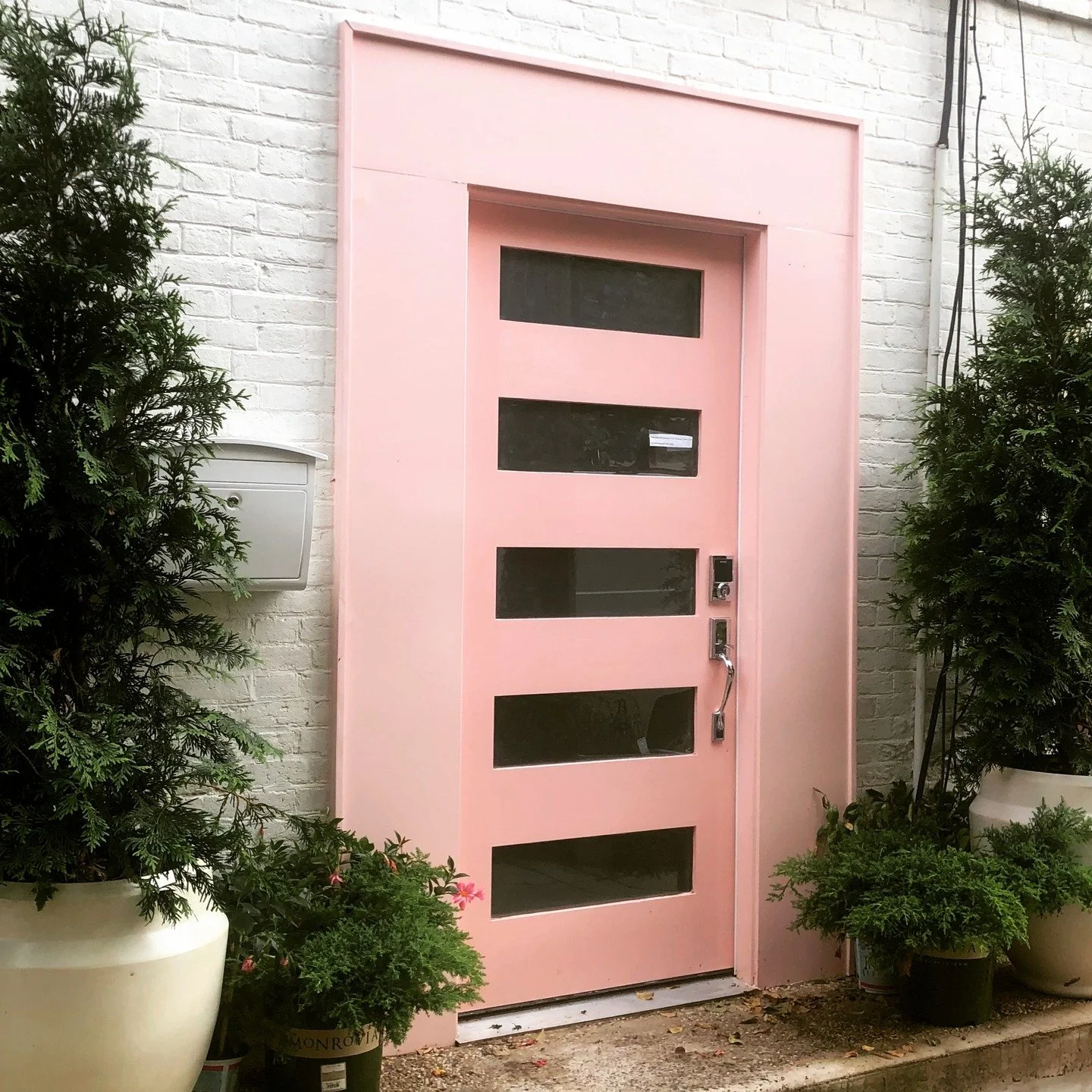 This is the pink door our our dreams ! @milliephanatic has also caught her in the wild. Here for the door content ❤️