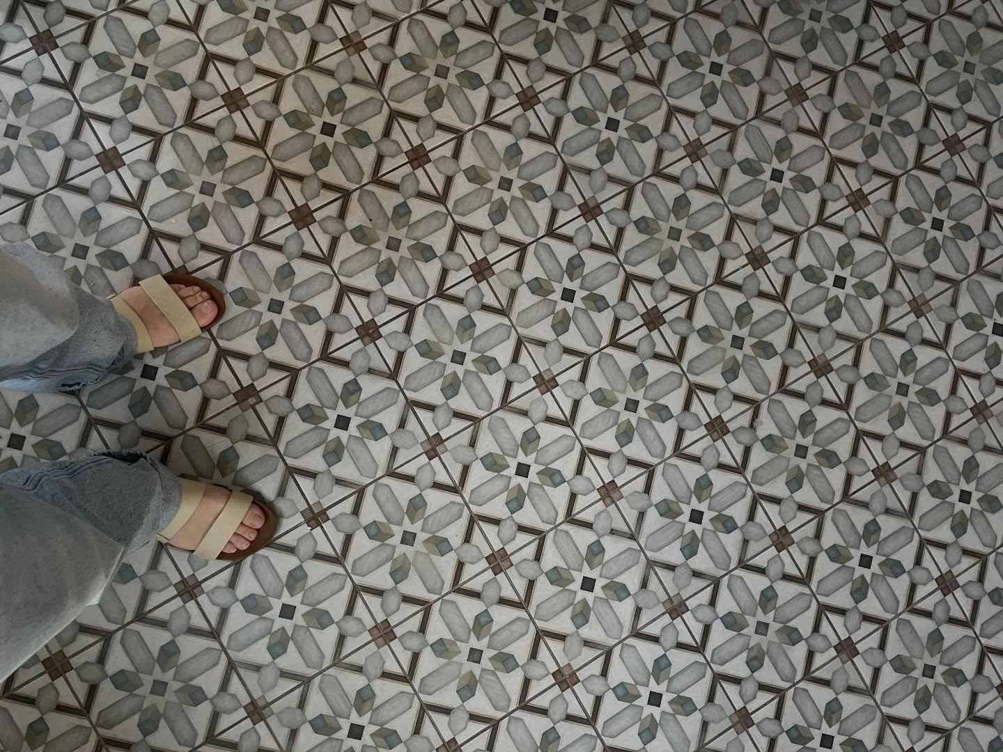 Fun fact from today's tour: my neighbor wrote a 15 page academic research paper on the history of these 6 houses on the corner of 25th and poplar by the architect John T Windrim. And I have read it! 📍984 N 25th Street  Listed by: Robert Ayerle, Penn