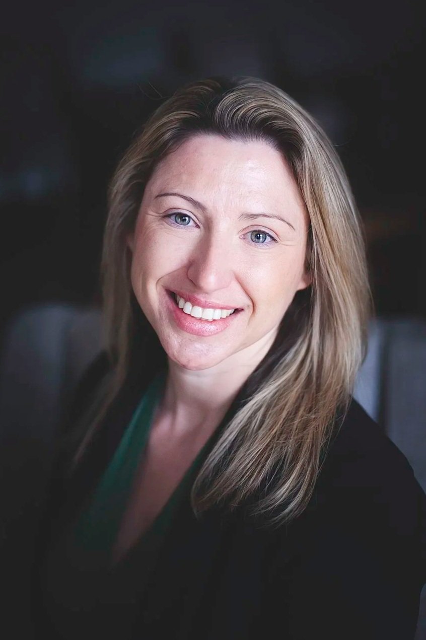 portrait de Catherine Britow, qui gère les finance pour une organisme qui soutien les parents ayant adopté ou pris en charge des enfants