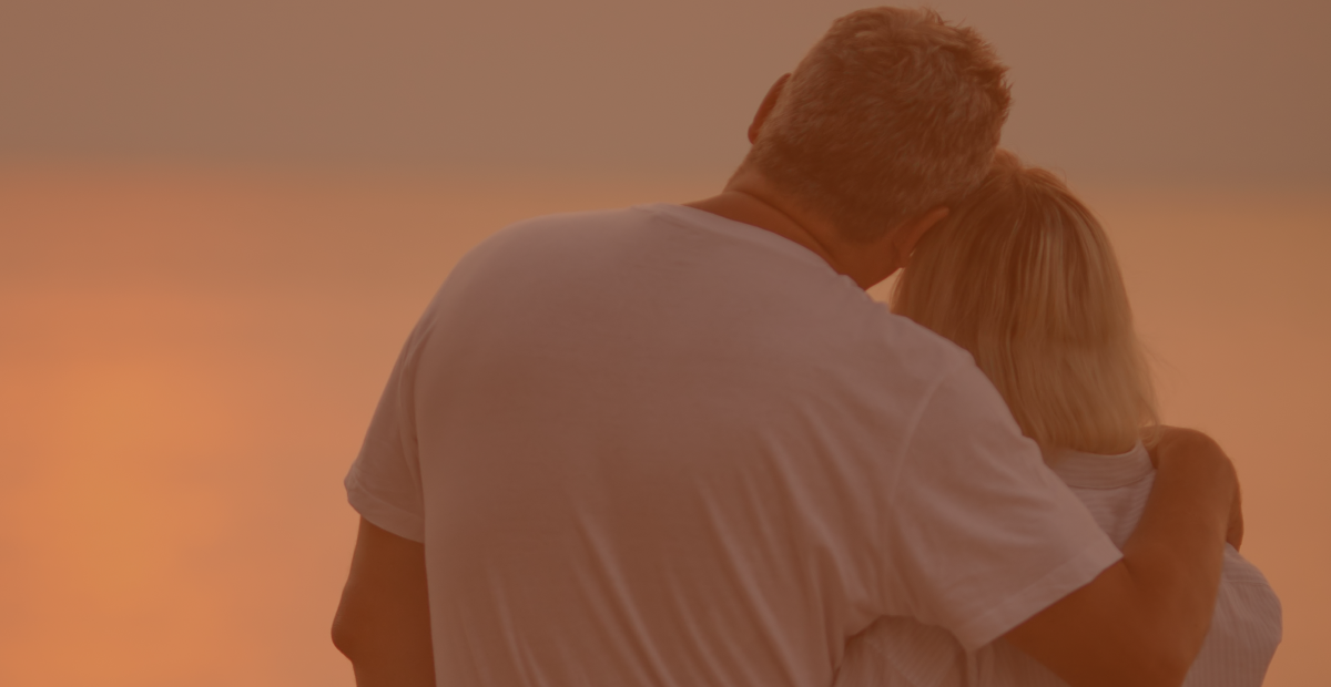 un homme et une femme qui se sert dans les bras