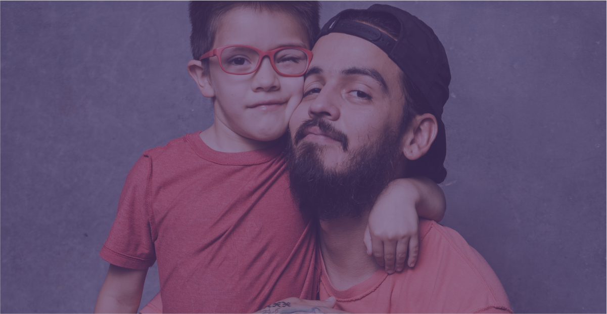 un père adoptive qui sert son enfant dans ses bras avant de partir à son groupe de soutien
