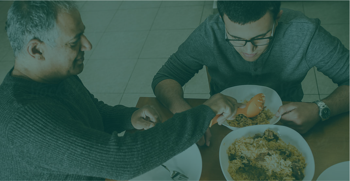 un père adoptif et son fils dans la cuisine