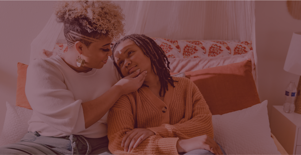une mère adoptive enlace sa fille