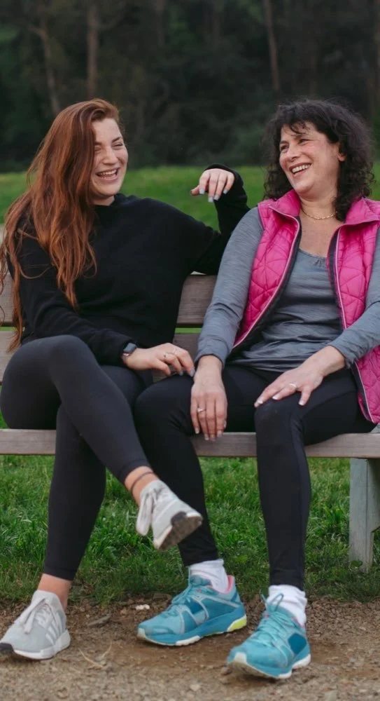 deux femmes en attente pour acceuillir un enfant, qui discutent sur un banc.