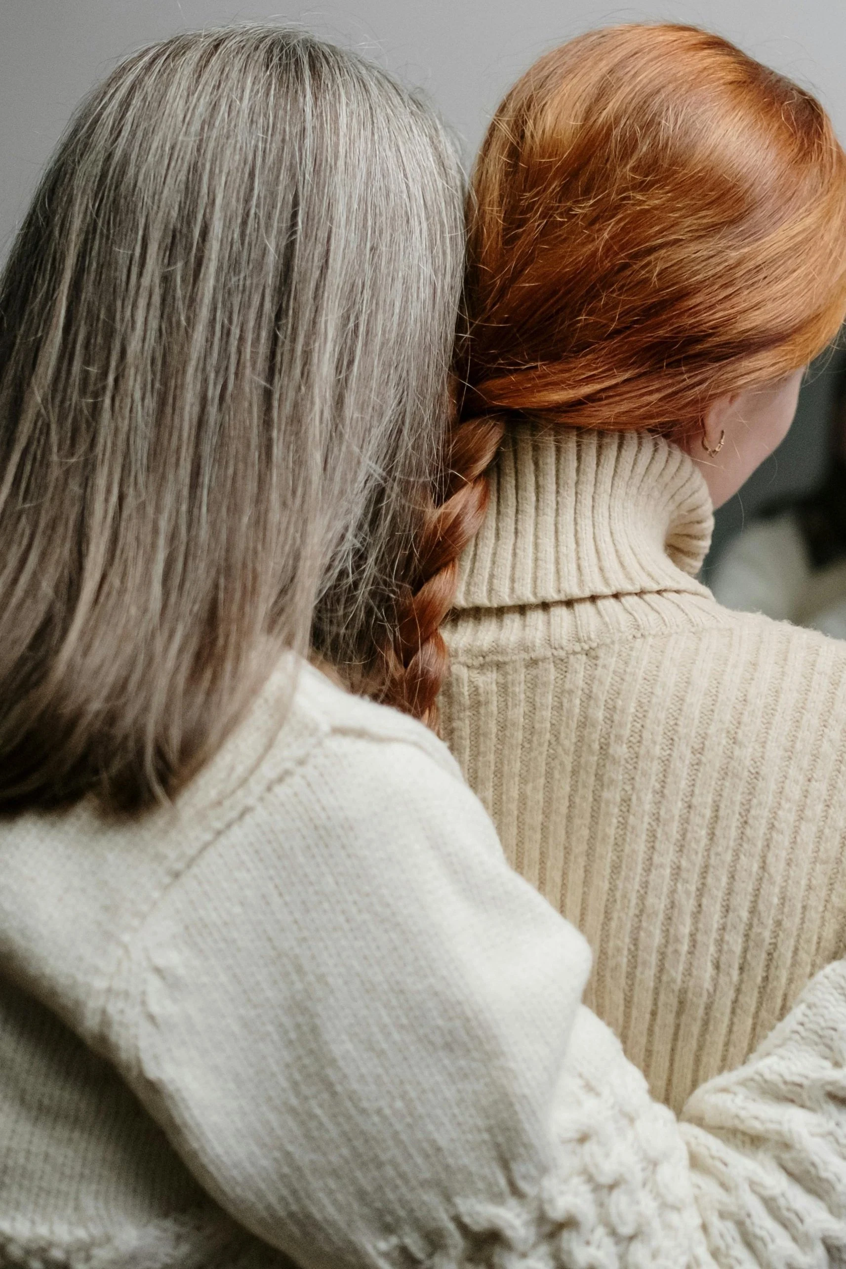 Une femme agée qui sert sa fille rousse dans ses bras