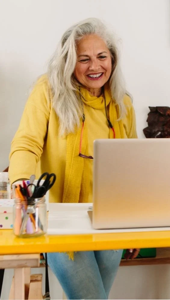 une femme souriante qui travaille dans un service d'accompagnement vers l'adoption ou les soins coutumiers