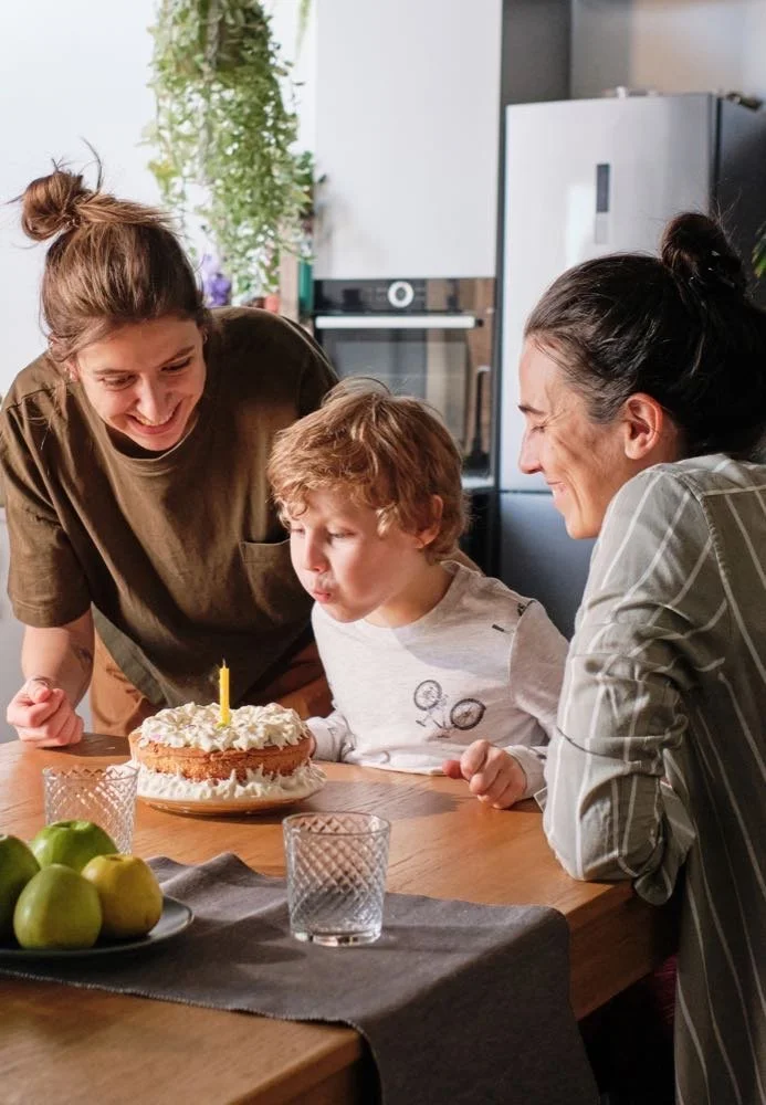 Une famille adoptive fête l'anniversaire de l'enfant qui a rejoint leur famille par l'adoption