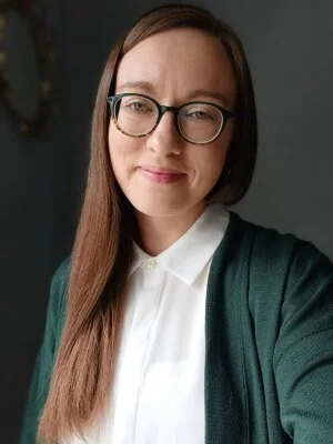 portrait de Christie Esau, jeune femme présidente du conseil d'administration de connexions entrelacées, organismes qui accompagnent les familles ayant adoptés.